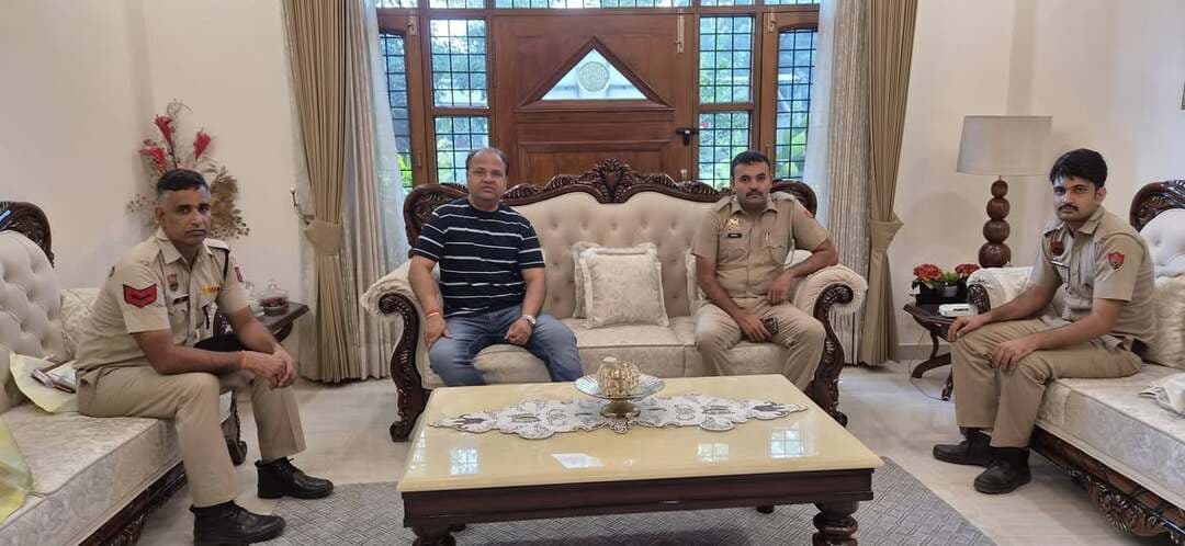 दिल्ली विरोध प्रदर्शन में जाने से रोकने के लिए आज सुबह 7 बजे से फरीदाबाद पुलिस ने मुझे जबरन हाउस अरेस्ट कर रखा है। अब किसी ज़रूरी काम से बाहर निकलने की कोशिश करने पर भी पुलिस कह रही है कि वे गाड़ी में मेरे साथ चलेंगे।
मेरी निकलने की कोशिशें लगातार जारी रहेंगी।
"सरफ़रोशी की तमन्ना अब हमारे दिल में है,
देखना है ज़ोर कितना बाज़ु-ए-क़ातिल में है।"
आख़िर फरीदाबाद प्रशासन का स्तर क्यों गिरता जा रहा है? दिल्ली जाने से रोकने के लिए मेरे घर पर पुलिस का पहरा लगा दिया गया है। लोकतंत्र में सवाल पूछना और शांतिपूर्ण विरोध करना कोई अपराध नहीं है। जनता की आवाज़ को रोकने के बजाय उसकी बात सुनी जानी चाहिए।