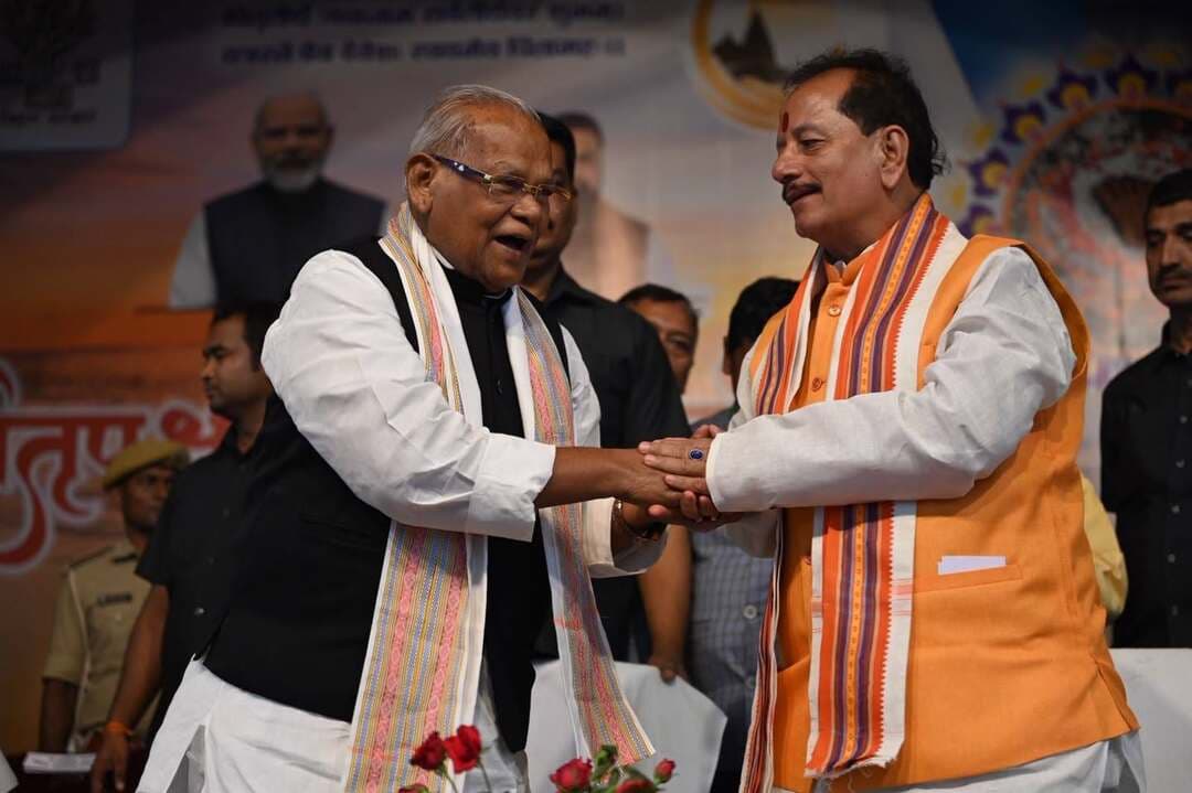 *विश्व प्रसिद्ध पितृपक्ष मेला-2026 का भव्य एवं ऐतिहासिक समापन, 51 लाख से अधिक तीर्थयात्रियों ने किया पिंडदान*
*जिला पदाधिकारी ने सभी पदाधिकारियों, कर्मियों, स्वयंसेवी संस्थाओं एवं गया जिलावासियों के प्रति जताया आभार; उत्कृष्ट मेला प्रबंधन, बेहतर सुविधाओं एवं सेवाभाव की देश-विदेश में हुई सराहना*
गया, 10 अक्टूबर 2026, विश्व प्रसिद्ध पितृपक्ष मेला-2026 का आज सफलतापूर्वक समापन हुआ। 25 सितंबर से 10 अक्टूबर तक आयोजित इस वर्ष का पितृपक्ष मेला ऐतिहासिक एवं यादगार साबित हुआ। मेला के सफल आयोजन को लेकर जिला प्रशासन द्वारा लगभग तीन माह पूर्व से ही व्यापक स्तर पर तैयारियां शुरू कर दी गई थीं। सुव्यवस्थित प्रबंधन, बेहतर आधारभूत सुविधाओं, सुरक्षा, स्वच्छता, स्वास्थ्य सेवाओं तथा श्रद्धालुओं के प्रति सेवाभाव के परिणामस्वरूप देश-विदेश से आए लाखों तीर्थयात्रियों ने बिहार सरकार एवं जिला प्रशासन की व्यवस्थाओं की सराहना की।
मेला के समापन अवसर पर जिला पदाधिकारी, गया श्री शशांक शुभंकर ने सभी प्रशासनिक एवं पुलिस पदाधिकारियों, नगर निगम, स्वास्थ्य, परिवहन एवं अन्य संबंधित विभागों के अधिकारियों-कर्मियों, सफाईकर्मियों, स्वयंसेवी संस्थाओं, समाजसेवियों, एनसीसी कैडेटों, स्काउट एवं गाइड के सदस्यों, नेहरू युवा केंद्र के स्वयंसेवकों, मीडिया प्रतिनिधियों तथा गया जिलावासियों के प्रति हार्दिक आभार व्यक्त किया। उन्होंने कहा कि सभी के सामूहिक प्रयास, बेहतर समन्वय और समर्पित सेवाभाव से इस वर्ष का पितृपक्ष मेला ऐतिहासिक एवं स्मरणीय बना है। देश-विदेश से आए श्रद्धालु गया जिला और बिहार की सकारात्मक छवि लेकर अपने घर लौटे हैं।
*51 लाख से अधिक श्रद्धालुओं ने किया पिंडदान, 40 से अधिक विदेशी पिंडदानियों ने भी लिया भाग*
इस वर्ष पितृपक्ष मेला के दौरान 51 लाख से अधिक तीर्थयात्रियों ने गयाजी पहुंचकर अपने पूर्वजों के निमित्त पिंडदान एवं तर्पण किया। अमेरिका, रूस, फ्रांस, जर्मनी, दक्षिण अफ्रीका सहित विभिन्न देशों से 40 से अधिक विदेशी पिंडदानी भी गयाजी पहुंचे। विदेशी श्रद्धालुओं ने यहां की व्यवस्थाओं, स्वच्छता, भीड़ नियंत्रण, यातायात प्रबंधन तथा धार्मिक स्थलों पर उपलब्ध सुविधाओं की सराहना की।
श्रद्धालुओं ने विशेष रूप से फल्गु नदी में पर्याप्त जल की उपलब्धता और गयाजी डैम को आकर्षण का प्रमुख केंद्र बताया। उन्होंने कहा कि पहले फल्गु नदी में तर्पण के लिए गड्ढा खोदकर पानी निकालना पड़ता था, जबकि अब पर्याप्त जल उपलब्ध होने से श्रद्धालु सुविधापूर्वक तर्पण कर पा रहे हैं। इसके लिए उन्होंने बिहार सरकार एवं जिला प्रशासन के प्रयासों की सराहना की।
*श्रद्धालुओं के बीच गंगाजल वितरण बना विशेष आकर्षण*
माननीय मुख्यमंत्री के निर्देश के आलोक में श्रद्धालुओं के बीच गंगाजल को पाउच में पैक कर उपहार स्वरूप वितरित किया गया। गांधी मैदान स्थित टेंट सिटी, विष्णुपद मंदिर के समीप प्याऊ, देवघाट एवं सीताकुंड सहित विभिन्न स्थानों पर श्रद्धालुओं को गंगाजल उपलब्ध कराया गया। गया-बोधगया के विभिन्न पिंडवेदी स्थलों तक भी गंगाजल पहुंचाया गया। जिला प्रशासन एवं पंडा समाज के सहयोग से बड़ी संख्या में श्रद्धालुओं के बीच गंगाजल का वितरण किया गया, जिसकी देश-विदेश से आए तीर्थयात्रियों ने प्रशंसा की।
*टेंट सिटी में 20 हजार से अधिक तीर्थयात्रियों को निःशुल्क आवासन*
गांधी मैदान में बिहार सरकार एवं पर्यटन विभाग के सहयोग से विकसित टेंट सिटी इस वर्ष की प्रमुख उपलब्धियों में शामिल रही। यहां तीर्थयात्रियों के लिए निःशुल्क आवासन सहित आवश्यक सुविधाएं उपलब्ध कराई गईं। मेला अवधि के दौरान 20 हजार से अधिक श्रद्धालुओं ने टेंट सिटी में आवासन किया। यहां जीविका दीदियों के स्टॉल एवं सुधा के काउंटर भी लगाए गए, जिससे श्रद्धालुओं को आवश्यक सामग्री एवं खाद्य पदार्थों की उपलब्धता सुनिश्चित हुई।
*10.70 लाख से अधिक श्रद्धालुओं ने निःशुल्क ई-रिक्शा सेवा का लिया लाभ*
श्रद्धालुओं की सुगम आवाजाही सुनिश्चित करने के लिए मेला क्षेत्र में विभिन्न स्थानों पर निःशुल्क ई-रिक्शा की व्यवस्था की गई। विष्णुपद मंदिर से चांद चौराहा तथा विष्णुपद मंदिर से बंगाली आश्रम तक नो-व्हीकल जोन बनाकर पर्याप्त संख्या में ई-रिक्शा उपलब्ध कराए गए। इस सुविधा से लगभग 10 लाख 70 हजार से अधिक तीर्थयात्रियों ने लाभ उठाया।
विष्णुपद मंदिर में श्रद्धालुओं के सुगम दर्शन के लिए व्यवस्थित कतार प्रणाली लागू की गई। इससे गर्भगृह में श्रद्धालुओं का प्रवेश क्रमबद्ध तरीके से सुनिश्चित हुआ तथा भीड़ प्रबंधन प्रभावी बना रहा। मंदिर परिसर एवं संकीर्ण गलियों में वॉकी-टॉकी के साथ पदाधिकारियों की प्रतिनियुक्ति की गई, ताकि भीड़ की स्थिति पर सतत निगरानी रखी जा सके और आवश्यकता पड़ने पर त्वरित कार्रवाई की जा सके।
*स्वास्थ्य सेवाओं में उल्लेखनीय उपलब्धि*
मेला अवधि के दौरान विभिन्न स्वास्थ्य शिविरों के माध्यम से 1,56,208 से अधिक तीर्थयात्रियों को चिकित्सा सुविधा उपलब्ध कराई गई। सिविल सर्जन एवं जिला स्वास्थ्य समिति की टीम द्वारा स्वास्थ्य सेवाओं की नियमित समीक्षा की गई तथा जरूरत पड़ने पर त्वरित चिकित्सा सहायता उपलब्ध कराई गई।
बोधगया में महाबोधि मंदिर के समीप बीटीएमसी द्वारा भी निःशुल्क स्वास्थ्य शिविर संचालित किया गया, जहां 15 प्रकार की दवाइयां उपलब्ध थीं। इन शिविरों के माध्यम से 10 हजार से अधिक लोगों का उपचार किया गया। इसके अतिरिक्त, मेला क्षेत्र की दुकानों एवं प्रतिष्ठानों में खाद्य पदार्थों की गुणवत्ता सुनिश्चित करने के लिए फूड इंस्पेक्टर की टीम द्वारा लगातार जांच की गई।
*बुजुर्गों के लिए व्हीलचेयर, जूता-चप्पल स्टैंड एवं खोया-पाया की बेहतर व्यवस्था*
अति बुजुर्ग एवं चलने-फिरने में असमर्थ श्रद्धालुओं की सुविधा के लिए विष्णुपद मंदिर क्षेत्र में व्हीलचेयर सेवा उपलब्ध कराई गई। पूरे मेला अवधि में लगभग एक हजार तीर्थयात्रियों ने इस सुविधा का लाभ उठाया। श्रद्धालुओं के जूते-चप्पल सुरक्षित रखने के लिए तीन अलग-अलग स्थानों पर स्टैंड बनाए गए, जिनका संचालन स्वयंसेवी संस्थाओं द्वारा किया गया।
देवघाट स्थित नियंत्रण कक्ष के खोया-पाया केंद्र के माध्यम से लगभग 1,334 श्रद्धालुओं को उनके परिजनों से मिलाया गया। वहीं, संवास सदन नियंत्रण कक्ष में स्थापित आईवीआरएस प्रणाली के माध्यम से पांच हजार से अधिक कॉल के जरिए श्रद्धालुओं की समस्याओं का संबंधित पदाधिकारियों से समन्वय स्थापित कर समाधान कराया गया।
*एसडीआरएफ एवं गोताखोरों की तैनाती से सुरक्षा व्यवस्था सुदृढ़*
नदी, तालाब एवं सरोवरों में जलस्तर बढ़ने को देखते हुए एसडीआरएफ एवं गोताखोरों की टीमों की संख्या बढ़ाई गई। विभिन्न जलाशयों में नाव सहित बचाव दल तैनात किए गए, ताकि किसी भी आपात स्थिति में तत्काल सहायता उपलब्ध कराई जा सके। इससे जल क्षेत्रों में सुरक्षा व्यवस्था को मजबूती मिली।
*निर्बाध विद्युत आपूर्ति एवं स्वच्छता पर विशेष जोर*
इस वर्ष मेला क्षेत्र में निर्बाध विद्युत आपूर्ति सुनिश्चित करने के लिए आवश्यकतानुसार अतिरिक्त ट्रांसफार्मर लगाए गए। इसका उद्देश्य लो-वोल्टेज की समस्या से बचाव करते हुए श्रद्धालुओं को सुचारु बिजली उपलब्ध कराना था।
नगर निगम द्वारा मेला क्षेत्र, घाटों, आवासन स्थलों एवं टेंट सिटी में विशेष स्वच्छता अभियान चलाया गया। फल्गु नदी में पूजा सामग्री एवं अन्य अपशिष्ट को हटाने के लिए जाल के माध्यम से लगातार सफाई की गई। डेंगू से बचाव के लिए मेला क्षेत्र एवं आवासन स्थलों में फॉगिंग की व्यवस्था की गई। विष्णुपद मंदिर के गर्भगृह एवं परिसर में भी नियमित सफाई सुनिश्चित की गई, ताकि श्रद्धालुओं को स्वच्छ एवं सुरक्षित वातावरण मिल सके।
*बेहतर सड़क एवं यातायात प्रबंधन से श्रद्धालुओं को मिली सुविधा*
मेला शुरू होने से पहले प्रमुख सड़कों की मरम्मत एवं आवश्यक स्थानों पर नई सड़क का निर्माण कराया गया। इनमें चांद चौरा से विष्णुपद मंदिर, पितामहेश्वर की मुख्य सड़क, रामशिला-प्रेतशिला मार्ग तथा घुघड़ीटांड़ बाईपास प्रमुख रूप से शामिल रहे। विभिन्न तिथियों पर संबंधित पिंडवेदी स्थलों की धार्मिक महत्ता एवं संभावित भीड़ को ध्यान में रखते हुए अतिरिक्त पदाधिकारियों, पुलिस बल तथा सफाईकर्मियों की प्रतिनियुक्ति की गई।
*AI तकनीक का भरपूर उपयोग इस वर्ष मेला में किया गया*
*इस वर्ष श्रद्धालुओं की सुविधा के लिए एआई तकनीक का भी उपयोग किया गया। स्थानीय भाषा नहीं समझने वाले श्रद्धालुओं से उनकी भाषा में संवाद करने, अनुवाद के माध्यम से उनकी समस्याओं को समझने तथा परिजनों से मिलाने में तकनीक की सहायता ली गई। छोटे बच्चों एवं बुजुर्गों के सुरक्षित आवागमन के उद्देश्य से क्यूआर कोड आधारित रिस्टबैंड की व्यवस्था भी की गई।*
*जिला पदाधिकारी ने सभी के सामूहिक प्रयासों को बताया सफलता का आधार*
जिला पदाधिकारी श्री शशांक शुभंकर ने कहा कि पितृपक्ष मेला-2026 की सफलता सामूहिक प्रयास, बेहतर समन्वय एवं सेवाभाव का परिणाम है। जिला प्रशासन एवं पुलिस प्रशासन ने मेला क्षेत्र के प्रत्येक प्रमुख स्थल पर श्रद्धालुओं को सहयोग एवं सहायता उपलब्ध कराने का प्रयास किया। उन्होंने कहा कि इस वर्ष की व्यवस्थाएं आने वाले वर्षों के लिए एक महत्वपूर्ण उदाहरण बनेंगी। उन्होंने सभी पदाधिकारियों, कर्मियों, स्वयंसेवकों, सामाजिक संगठनों, मीडिया प्रतिनिधियों एवं आम नागरिकों को धन्यवाद देते हुए कहा कि सभी के सहयोग से मेला का सफल एवं शांतिपूर्ण समापन संभव हुआ।
*जिला परिषद अध्यक्ष एवं राज्यसभा सांसद ने की व्यवस्थाओं की सराहना*
जिला परिषद अध्यक्ष ने अपने संबोधन में कहा कि सभी के सहयोग से पितृपक्ष मेला का आयोजन सफल रहा। प्रत्येक वर्ष की भांति इस वर्ष भी बड़ी संख्या में तीर्थयात्री गयाजी पहुंचे और उन्होंने यहां उपलब्ध व्यवस्थाओं की प्रशंसा की।
राज्यसभा सांसद श्री भीम सिंह ने जिला प्रशासन एवं नगर निगम द्वारा की गई व्यवस्थाओं की सराहना करते हुए कहा कि गयाजी में बेहतर मेला प्रबंधन की चर्चा दूसरे राज्यों के साथ-साथ देश-विदेश में भी हो रही है। उन्होंने गयाजी की धार्मिक महत्ता का उल्लेख करते हुए कहा कि यह मोक्ष की पावन भूमि है और पितृपक्ष में पूर्वजों का पिंडदान करने के लिए श्रद्धालु यहां आते हैं।
*प्रभारी मंत्री श्री विजय कुमार सिन्हा ने सेवा एवं समर्पण को बताया आयोजन की पहचान*
माननीय प्रभारी मंत्री, गया जिला सह कृषि मंत्री, बिहार सरकार श्री विजय कुमार सिन्हा ने कहा कि जिला प्रशासन, नगर प्रशासन एवं गया की आम जनता ने पूरी तन्मयता और सेवाभाव के साथ श्रद्धालुओं की सहायता की है। उन्होंने कहा कि गयाजी केवल एक तीर्थस्थल नहीं, बल्कि भारत की सनातन संस्कृति, आस्था, श्रद्धा और पूर्वजों के प्रति कृतज्ञता की जीवंत अभिव्यक्ति है।
उन्होंने पितृपक्ष के महत्व पर प्रकाश डालते हुए कहा कि यह पर्व हमें अपने पूर्वजों, माता-पिता, परिवार एवं समाज के प्रति सम्मान और कृतज्ञता का संदेश देता है। उन्होंने मेला के सफल आयोजन में योगदान देने वाले सभी विभागों, सफाईकर्मियों, चिकित्साकर्मियों, पुलिसकर्मियों, स्वयंसेवकों, सामाजिक संगठनों, तीर्थ पुरोहितों एवं स्थानीय नागरिकों को बधाई दी तथा उनके प्रति आभार व्यक्त किया।
*बिहार विधानसभा अध्यक्ष डॉ. प्रेम कुमार ने गयाजी को विश्वस्तरीय आध्यात्मिक केंद्र बनाने पर दिया जोर*
माननीय बिहार विधानसभा अध्यक्ष डॉ. प्रेम कुमार ने भगवान विष्णु, माता सीता एवं मोक्षदायिनी फल्गु नदी को नमन करते हुए कहा कि गयाजी की पावन धरती देश की आध्यात्मिक एवं सांस्कृतिक विरासत का महत्वपूर्ण केंद्र है। पितृपक्ष मेला हमारी सनातन परंपरा, धार्मिक आस्था एवं पूर्वजों के प्रति सम्मान का प्रतीक है।
उन्होंने कहा कि पितृपक्ष मेला केवल धार्मिक आयोजन नहीं, बल्कि बिहार की सांस्कृतिक पहचान एवं पर्यटन की संभावनाओं का भी महत्वपूर्ण माध्यम है। इससे स्थानीय व्यापारियों, दुकानदारों, परिवहन सेवाओं, होटल व्यवसायियों तथा अन्य कामगारों को रोजगार के अवसर प्राप्त होते हैं।
उन्होंने कहा कि गयाजी को विश्वस्तरीय आध्यात्मिक एवं पर्यटन केंद्र के रूप में विकसित करने के लिए सड़क, आवासन, स्वच्छता, पेयजल, प्रकाश, सुरक्षा, स्वास्थ्य सेवा एवं यातायात जैसी सुविधाओं को निरंतर बेहतर बनाना आवश्यक है। उन्होंने प्रधानमंत्री श्री नरेंद्र मोदी के नेतृत्व में सांस्कृतिक विरासत एवं धार्मिक पर्यटन को मिली नई पहचान का उल्लेख करते हुए बिहार सरकार के विकास प्रयासों की भी चर्चा की।
डॉ. प्रेम कुमार ने कहा कि मेला समाप्त होने के बाद भी स्वच्छता, फल्गु नदी के संरक्षण, धार्मिक स्थलों की गरिमा एवं शहर के समग्र विकास के प्रति सभी की जिम्मेदारी बनी रहती है। उन्होंने युवाओं से अपनी सांस्कृतिक विरासत को समझने, अगली पीढ़ी तक पहुंचाने तथा स्वच्छता, पर्यावरण संरक्षण एवं सामाजिक सेवा को जीवन का हिस्सा बनाने की अपील की।
*केंद्रीय मंत्री श्री जीतन राम मांझी ने की उत्कृष्ट मेला प्रबंधन की सराहना*
माननीय केंद्रीय मंत्री श्री जीतन राम मांझी ने अपने संबोधन में कहा कि पितृपक्ष मेला-2026 ने इतिहास रचा है। राज्य सरकार एवं जिला प्रशासन ने बड़ी संख्या में आए श्रद्धालुओं को बेहतर सुविधाएं उपलब्ध कराकर उत्कृष्ट कार्य किया है। उन्होंने अपने पिछले 46 वर्षों के अनुभव का उल्लेख करते हुए इस वर्ष के मेला प्रबंधन की सराहना की और कहा कि प्रशासन, नगर निगम, पुलिस तथा आम नागरिकों के सामूहिक प्रयासों से आयोजन भव्य एवं सफल बना। देश के विभिन्न हिस्सों से आए श्रद्धालुओं ने भी यहां की व्यवस्थाओं की प्रशंसा की है।
उन्होंने गयाजी एवं बोधगया के विकास को नई गति देने की आवश्यकता पर बल देते हुए उज्जैन एवं अन्य प्रमुख धार्मिक स्थलों की तर्ज पर आधारभूत सुविधाओं के विस्तार की बात कही। उन्होंने गया-बोधगया कॉरिडोर के निर्माण कार्य में तेजी लाने पर जोर देते हुए कहा कि इससे स्थानीय लोगों के लिए रोजगार के अवसर बढ़ेंगे और वर्षभर अधिक संख्या में श्रद्धालुओं का आगमन संभव होगा। उन्होंने निरंजना नदी से मुहाने नदी तक गाद की उड़ाही एवं नदी की सफाई की आवश्यकता पर भी बल दिया।
*समापन समारोह में गणमान्य लोग रहे उपस्थित*
समापन समारोह में माननीय केंद्रीय मंत्री श्री जीतन राम मांझी, माननीय बिहार विधानसभा अध्यक्ष डॉ. प्रेम कुमार, माननीय प्रभारी मंत्री श्री विजय कुमार सिन्हा, राज्यसभा सांसद श्री भीम सिंह, जिला परिषद अध्यक्ष, 20 सूत्री कार्यक्रम क्रियान्वयन समिति के अध्यक्ष, उपाध्यक्ष एवं सदस्यगण, नागरिक परिषद के प्रतिनिधि, मगध प्रमंडल के आयुक्त, गया नगर निगम के नगर आयुक्त, मंदिर प्रबंधकारिणी समिति के पुरोहितगण, जिला स्तरीय पदाधिकारी तथा अन्य गणमान्य व्यक्ति उपस्थित रहे।
पितृपक्ष मेला-2026 का सफल समापन प्रशासनिक समन्वय, जनसहभागिता, तकनीक के उपयोग और सेवा-समर्पण की भावना का उत्कृष्ट उदाहरण रहा। जिला प्रशासन ने सभी श्रद्धालुओं, जनप्रतिनिधियों, स्वयंसेवी संस्थाओं एवं गया जिलावासियों के प्रति आभार व्यक्त करते हुए भविष्य में भी गयाजी को स्वच्छ, सुरक्षित, सुविधायुक्त एवं विश्वस्तरीय आध्यात्मिक केंद्र बनाने की प्रतिबद्धता दोहराई।
PMO India Samrat Choudhary Information & Public Relations Department, Government of Bihar Department of Tourism, Government of Bihar CMO Bihar Urban Development & Housing Dept, Govt. of Bihar Home Department, Govt. of Bihar BJP Bihar