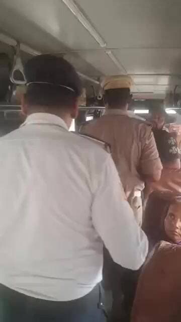 बस्ती में चलती बस में पहुंची यातायात पुलिस, यात्रियों को समझाया_ पार्ट दो #shorts #viral #ijeenews