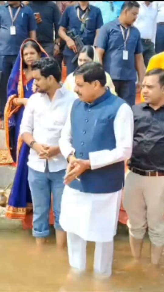 एमपी सीएम मोहन यादव ने बोधगया के निरंजना नदी में किया तर्पण