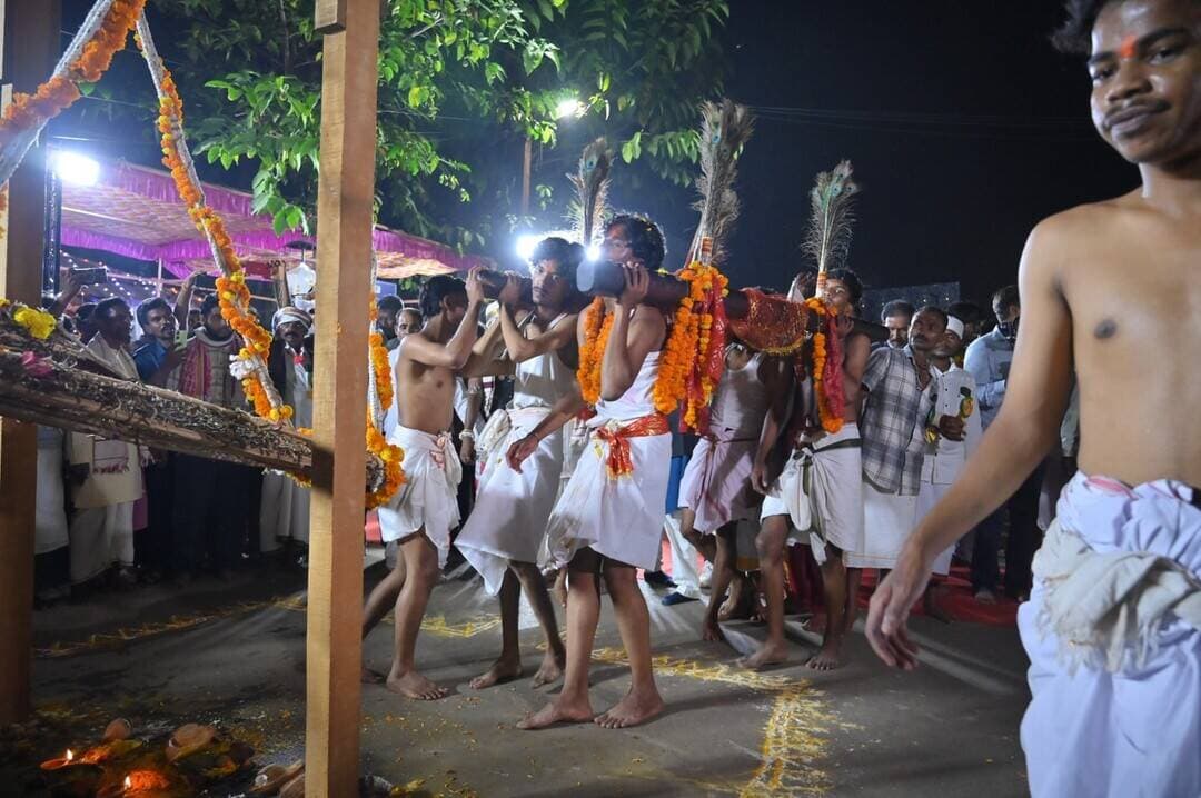 कांटों के झूले पर विराजीं मां काछनदेवी! बस्तर दशहरा की पारंपरिक शुरुआत काछन गादी पूजा से हुई। धार्मिक मान्यता के अनुसार, देवी से अनुमति प्राप्त होने के साथ ही लगभग 75 दिनों तक चलने वाले महापर्व के अनुष्ठानों का शुभारंभ हुआ।
#BastarDussehra #बस्तर