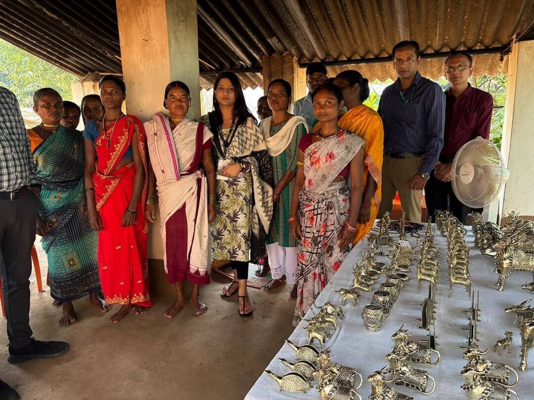 बस्तर के ढोकरा शिल्प को मिलेगी राष्ट्रीय पहचान।
जनजातीय कार्य मंत्रालय की टीम ने ग्राम चिलकुटी का दौरा किया। यहां मॉडल प्रीमियम क्लस्टर विकसित करने की योजना है, जिसमें आधुनिक निर्माण, बेहतर ब्रांडिंग, पैकेजिंग और राष्ट्रीय बाजारों से जुड़ाव पर जोर होगा।
#Bastar #DhokraArt