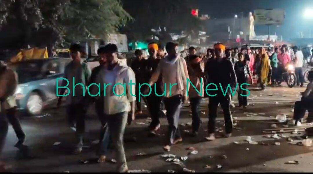- झील का बाड़ा देवी धाम में नवरात्र मेला शुरू, हजारों पदयात्री रवाना
भरतपुर। शारदीय नवरात्र को लेकर जिले में भक्ति का माहौल चरम पर है। कल से नवरात्र शुरू हो रहे हैं और उससे पहले ही हजारों श्रद्धालु झील का बाड़ा देवी के दर्शन के लिए पैदल रवाना हो चुके हैं।