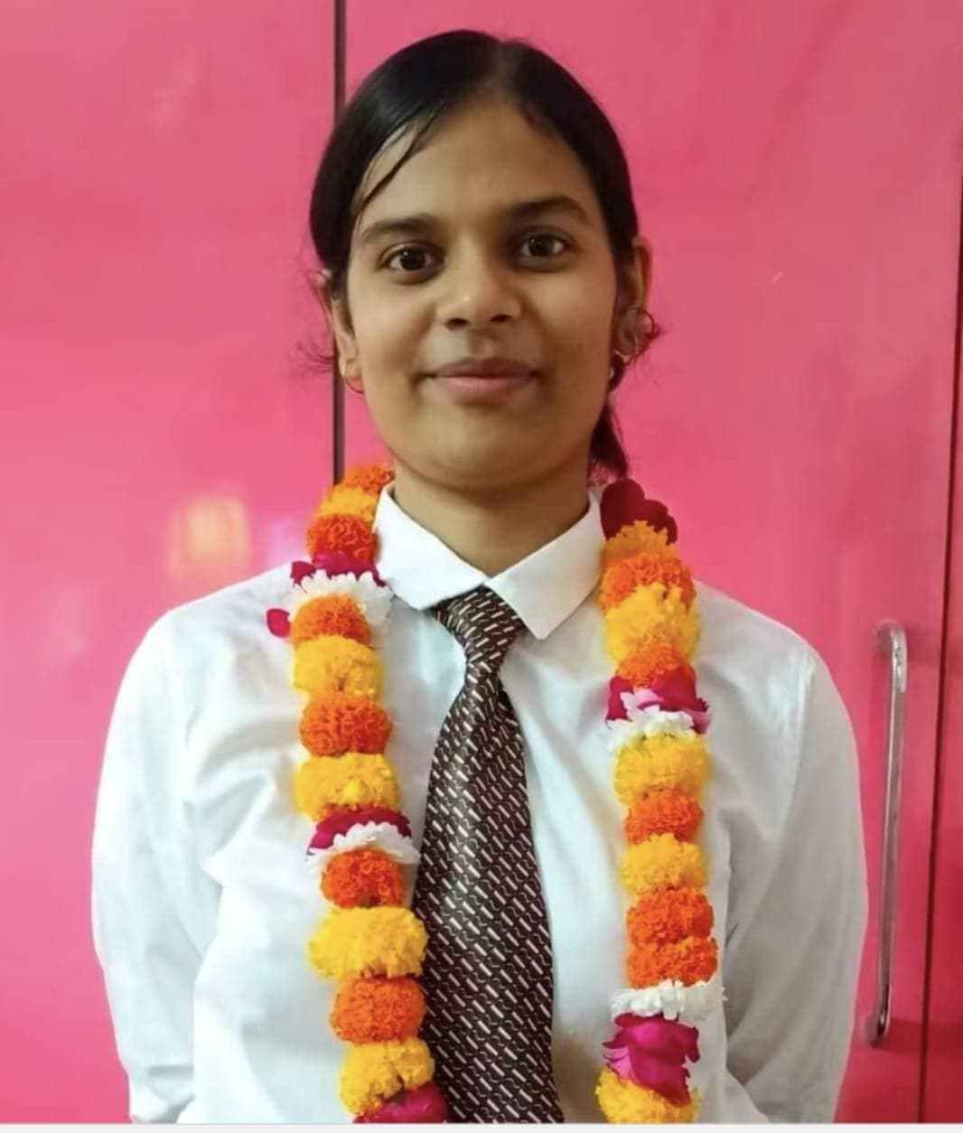 किसान परिवार की बेटी आरती पराशर बनीं भारतीय सेना में लेफ्टिनेंट, भरतपुर का नाम किया रोशन
तिलक नगर की बेटी ने मेहनत और लगन से हासिल की उपलब्धि, मिलिट्री नर्सिंग सर्विस में हुआ चयन; परिवार की पहली महिला बनीं सेना में सेवाएं देने वाली
भरतपुर। जिले के तिलक नगर निवासी किसान परिवार की बेटी सुश्री आरती पराशर ने भारतीय सेना में लेफ्टिनेंट का पद हासिल कर भरतपुर का नाम रोशन किया है। आरती का चयन सशस्त्र सेना चिकित्सा सेवा (Armed Forces Medical Services) की मिलिट्री नर्सिंग सर्विस (Military Nursing Service) में हुआ है। साधारण किसान परिवार से निकलकर सेना में अधिकारी बनने तक का उनका सफर मेहनत, लगन और दृढ़ संकल्प की प्रेरक मिसाल है। उनकी इस उपलब्धि से परिवार सहित पूरे क्षेत्र में खुशी का माहौल है।
मेहनत, लगन और समर्पण से हासिल की सफलता
आरती पराशर ने अपनी मेहनत और प्रतिभा के दम पर इस मुकाम तक पहुंचने में सफलता हासिल की। उन्होंने NEET के माध्यम से चयन प्रक्रिया में हिस्सा लिया। इसके बाद कंप्यूटर आधारित परीक्षा, साक्षात्कार (इंटरव्यू) और मेडिकल जांच सहित चयन प्रक्रिया के विभिन्न चरणों को सफलतापूर्वक उत्तीर्ण किया। उनकी इस उपलब्धि ने साबित किया है कि मजबूत इच्छाशक्ति, निरंतर मेहनत और लक्ष्य के प्रति समर्पण से बड़ी से बड़ी मंजिल हासिल की जा सकती है।
आरती भारतीय सेना में सेवा देने वाली अपने परिवार की पहली महिला बन गई हैं। उनकी सफलता न केवल उनके परिवार के लिए गर्व का विषय है, बल्कि भरतपुर जिले की अन्य बेटियों और युवाओं के लिए भी प्रेरणा का स्रोत है।
किसान पिता और गृहिणी मां की बेटी ने बढ़ाया मान
आरती पराशर के पिता श्री चंद्रप्रकाश एक साधारण किसान हैं, जबकि उनकी माता श्रीमती लल्तेश गृहिणी हैं। किसान परिवार में पली-बढ़ीं आरती ने अपनी मेहनत और प्रतिभा के बल पर भारतीय सेना में अधिकारी बनने की दिशा में महत्वपूर्ण उपलब्धि हासिल की है।
उनकी सफलता यह संदेश देती है कि परिवार की आर्थिक और सामाजिक पृष्ठभूमि किसी भी व्यक्ति के सपनों की सीमा तय नहीं करती। यदि लक्ष्य स्पष्ट हो और उसे पाने के लिए निरंतर प्रयास किए जाएं, तो सफलता की राह बनाई जा सकती है। आरती की उपलब्धि से उनके परिजनों और क्षेत्रवासियों का सिर गर्व से ऊंचा हो गया है।
बेंगलुरु के कमांड हॉस्पिटल में लेंगी तीन साल का प्रशिक्षण
आरती पराशर अब बेंगलुरु स्थित कमांड हॉस्पिटल (एयरफोर्स) में तीन साल का प्रशिक्षण पूरा करेंगी। प्रशिक्षण पूर्ण करने के बाद वह भारतीय सेना में लेफ्टिनेंट के पद पर अपनी सेवाएं देंगी। मिलिट्री नर्सिंग सर्विस के माध्यम से वह चिकित्सा सेवा के क्षेत्र में देश की सेवा करने की दिशा में आगे बढ़ेंगी।
यह उपलब्धि उनके लिए एक नए सफर की शुरुआत है, जहां वह अपने पेशेवर दायित्वों का निर्वहन करते हुए देश के सैनिकों और जरूरतमंद मरीजों की सेवा में योगदान देंगी।
क्षेत्रवासियों ने दी बधाई, उज्ज्वल भविष्य की कामना
आरती पराशर की इस गौरवपूर्ण उपलब्धि पर उनके परिजनों, परिचितों और क्षेत्रवासियों ने खुशी जताते हुए उन्हें बधाई दी है। लाल सिंह मास्टर, जयचौली, उच्चैन (भरतपुर) सहित कई गणमान्य लोगों ने आरती को शुभकामनाएं देते हुए उनके उज्ज्वल भविष्य की कामना की है। वहीं, आरती के चाचा जगराम पाराशर ने भी उन्हें इस शानदार उपलब्धि पर बधाई दी और उनके उज्ज्वल भविष्य की कामना की।
आरती की सफलता भरतपुर जिले के लिए गर्व का विषय है। किसान परिवार से निकलकर भारतीय सेना में अधिकारी बनने तक का उनका सफर उन सभी बेटियों के लिए प्रेरणादायक है, जो अपने सपनों को साकार करने और देश की सेवा करने का संकल्प रखती हैं।
आरती पराशर ने अपनी उपलब्धि से साबित किया है कि मेहनत, समर्पण और दृढ़ इच्छाशक्ति के बल पर सपनों को नई उड़ान दी जा सकती है। उनकी यह सफलता भरतपुर की बेटियों के लिए प्रेरणा और पूरे जिले के लिए गौरव की बात है।