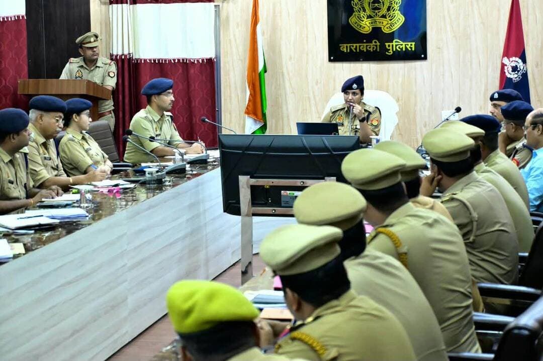 एडीजी जोन लखनऊ प्रवीण कुमार ने नवरात्रि-दशहरा को लेकर पुलिस लाइन में गोष्ठी की, संवेदनशील स्थलों पर अतिरिक्त फोर्स और पंडालों के पास एंटी-रोमियो स्क्वॉड तैनात करने के निर्देश दिए।
#BarabankiPolice #adgzonelucknow #viralpost #BarabankiUpdates