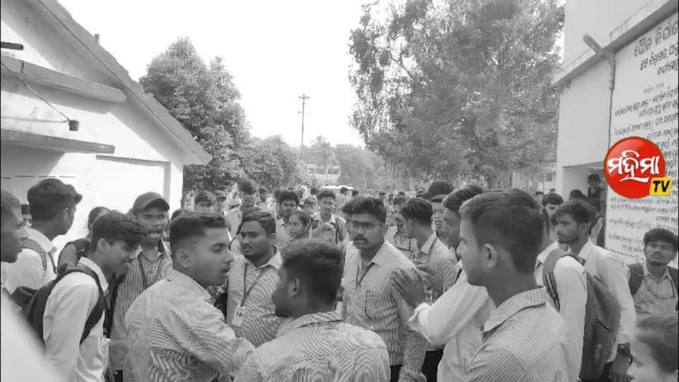 ଛାତ୍ର ସଂସଦ ନିର୍ବାଚନରେ #ABVP ବଳ ପ୍ରୟୋଗ କରି #BCJD ପ୍ରାର୍ଥୀଙ୍କ ମନୋବଳ ଭାଙ୍ଗିବାକୁ ଚେଷ୍ଟା କରୁଛି ବିଜେପି ସରକାର । ଏହାର ନଗ୍ନ ନମୁନା ଆଜି ଦେଖିବାକୁ ମିଳିଛି ଦୀନକୃଷ୍ଣ ମହାବିଦ୍ୟାଳୟ ସମ୍ମୁଖରେ । ଏହି ଘଟଣାକୁ ମୁଁ ତୀବ୍ର ନିନ୍ଦା କରୁଛି ।
ଭାରତୀୟ ଜନତା ପାର୍ଟିର ଏଭଳି ଗୁଣ୍ଡାଗର୍ଦ୍ଦି ଚଳିବ ନାହିଁ ।