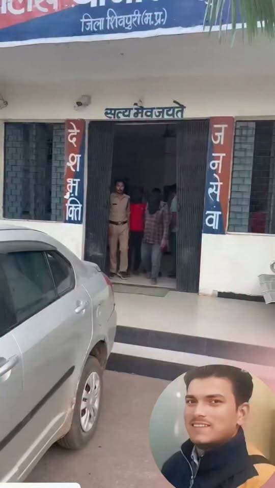 *प्रेस नोट दिनांक 10.10.2026*
*थाना भौंती पुलिस द्वारा अवैध शराब के खिलाफ कार्यवाही करते हुये 80 लीटर हाथ भट्टी की कच्ची शराब का परिवहन कर रहे तीन आरोपियों को मय अवैध शराब एवं स्विफ्ट डिजायर कार कुल मसरुका कीमती 03 लाख 36 हजार का जप्त कर गिरफ्तार किया गया एवं माननीय न्यायालय पेश किया।*
पुलिस अधीक्षक शिवपुरी श्रीमति यांगचेन डोलकर भूटिया जी के द्वारा अवैध शराब के विरूद्ध चलाये जा रहे अभियान के तहत समस्त थाना प्रभारियों को थाना क्षेत्र मे अवैध शराब एवं मादक पदार्थों की रोकथाम के लिये आवश्यक दिशा निर्देश दिये गये हैं। उक्त निर्देशों के पालन में, अतिरिक्त पुलिस अधीक्षक शिवपुरी श्री आर0डी0 प्रजापति एवं एसडीओपी पिछोर श्री प्रमोद शाक्य के मार्गदर्शन में थाना भौंती पुलिस को अवैध शराब जप्त करने में सफलता प्राप्त हुई है ।
दिनांक 10.10.2026 को थाना भौंती पुलिस ने मुखबिर सूचना पर पनरिया नाथ मंदिर के पास खोङ बीरा रोड पर से वाहन चैकिंग के दौरान एक सिल्वर रंग की कार स्विफ्ट डिजायर क्रमांक DL8CW2102 में बैठे तीन व्यक्तियों को रोककर नाम पता पूछा तो चालक ने अपना नाम सुरेद्र कुशवाह पुत्र गुलाव सिह उम्र 27 साल नि0 निजामपुर मगरौनी थाना नरवर जिला शिवपुरी का होना वताया एवं कार में ड्रायवर के पास बैठे व्यक्ति ने अपना नाम भोलू उर्फ कमलेश पाल पुत्र अंगद पाल उम्र 22 साल नि0निजामपुर मगरोनी एवं पीछे बैठे व्यक्ति नें अपना नाम अरविन्द परिहार पुत्र किशन लाल उम्र 32 साल निवासी ग्राम दविया गोविन्द मजरा किरउआ झोरा थाना भौती जिला शिवपुरी का होना बताया। उक्त कार की पीछे डिग्गी को खोलकर चैक किया तो दो प्लास्टिक की कैनो में करीब 80 लीटर हाथ भट्टी की कच्ची शराब भरी हुई थी। उक्त तीनों व्यक्तियों से शराब के संबंध में वैद्य लायसेंस के बारे में पूछताछ की तो कोई लायसेंस होना न होना बताया आरोपीगणो का यह कृत्य अपराध धारा 34 (2) आबकारी एक्ट का होने से आरोपीगणो के कब्जे से दो प्लास्टिक की कैनों में भरी 80 लीटर कच्ची शराब व स्विफ्ट डिजायर कार क्रमांक DL8CW2102 तथा तीन मोबाइल फोन को मौके पर जप्त किया तथा आरोपीगणो को गिरफ्तार किया । बाद थाना भौंती पर अपराध क्रमांक 527/26 धारा 34 (2) आबकरी एक्ट का पंजीबद्ध किया गया ।
गिरफ्तार आरोपीगण -
1. सुरेद्र कुशवाह पुत्र गुलाव सिह उम्र 27 साल नि0 निजामपुर मगरौनी थाना नरवर जिला शिवपुरी
2. भोलू उर्फ कमलेश पुत्र अंगद पाल उम्र 22 साल नि0निजामपुर मगरोनी थाना नरवर जिला शिवपुरी
3. अरविन्द परिहार पुत्र किशन लाल उम्र 32 साल निवासी ग्राम दविया गोविन्द मजरा किरउआ झोरा थाना भौती जिला शिवपुरी
बरामद माल-
1. दो प्लास्टिक की कैनों में भरी 80 लीटर कच्ची शराब कीमती 16000/-रु.
2. स्विफ्ट डिजायर कार क्रमांक DL8CW2102 कीमती 300000/- रु.
3. तीन मोबाइल फोन कीमती 20000/- रुपये
कुल कीमती माल मशरूका 3,36,000/- रुपये
सराहनीय भूमिका - थाना प्रभारी भौंती निरी० घनश्याम भदौरिया, प्र0आर0 604 भीकम सिंह, प्र0आर0 669 अभयराज सिंह, आर0 578 बृजेश राणा, आर0 56 राजेश आदिवासी, आर0 169 पुष्पेन्द्र चौहान
सहयोगी जनता - सक्रिय पुलिस सुरक्षित समाज