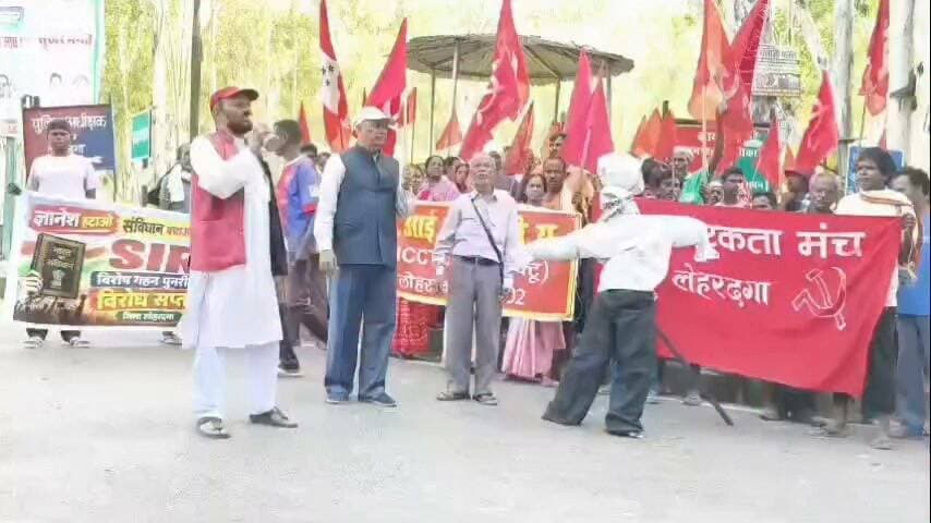 लोहरदगा, 10 अक्टूबर 2026: इंडिया गठबंधन से संबंधित वाम लोकतांत्रिक मोर्चा के सदस्यों ने शनिवार को लोहरदगा में मुख्य चुनाव आयुक्त (सीईसी) ज्ञानेश कुमार के खिलाफ विरोध प्रदर्शन किया। इस दौरान ‘ज्ञानेश कुमार हटाओ, देश बचाओ’, ‘वोट बचाओ, देश बचाओ’ और ‘संविधान बचाओ, लोकतंत्र बचाओ’ जैसे नारे लगाए गए। प्रदर्शन के बाद अंबेडकर चौक पर ज्ञानेश कुमार का पुतला दहन किया गया।