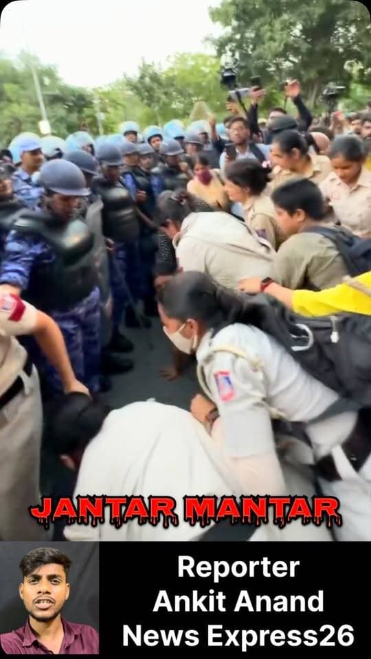 Delhi police ke dwara dekhiye kitni bad tarike se ek mahila ko detain jija ja rha hai.
#delhi #jantarmantar #detainbydelhipolice #bjp #womensafty