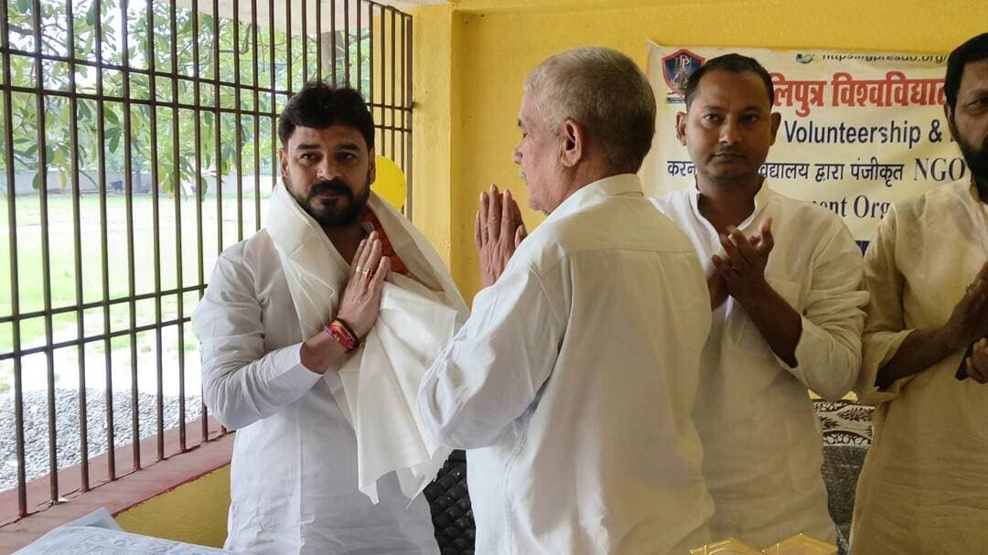 SKMV में प्रतिभा को सम्मान...
इंटर्नशिप और वॉलंटियरशिप में बेहतर करने वाले छात्र सम्मानित
फतुहा के संत कबीर महंथ विद्यानंद कॉलेज में छठे सेमेस्टर की इंटर्नशिप और चौथे सेमेस्टर की वॉलंटियरशिप के स्टूडेंट्स को रैंक के आधार पर कॉलेज ने सम्मानित किया। कॉलेज के छात्र नेता मयंक कुमार और अंकित यादव की पहल पर उपलब्धि हासिल करने वाले छात्र और छात्राओं को सम्मानित करने का ये पहला प्रयास है। कॉलेज में आयोजित इस सम्मान समारोह के मुख्य अतिथि लोजपा रामविलास नेता टुनटुन यादव और बबन यादव ने छठे सेमेस्टर और चौथे सेमेस्टर में बेहतर रिजल्ट पाने वाले दस-दस छात्रों को प्रशस्ति पत्र, मेडल और मोमेंटो देकर सम्मानित किया।
छात्र सम्मान के पहले कॉलेज के प्राचार्य संत कुमार चौधरी और कॉलेज परिवार के सदस्यों ने कार्यक्रम के मुख्य अतिथि और कार्यक्रम में मौजूद गणमान्य लोगों को फूलों का हार पहनाया और सभी को अंगवस्त्र देकर सम्मानित किया।
छठे सेमेस्टर की इंटर्नशिप में बेहतर रिजल्ट हासिल करने वाले स्टूडेंट्स की सूची में खुशी कुमारी का नाम 8.85 SGPA के साथ शीर्ष स्थान पर दर्ज हैं। प्राइस लेने के लिए खुशी मौके पर मौजूद नहीं थी। वहीं रिया कुमारी 8.75 SGPA के साथ दूसरे नंबर पर रही और आकाश राज ने 8.75 SGPA के साथ तीसरा रैंक हासिल किया है।
इंटर्नशिप परिणाम — छठा सेमेस्टर
रैंक| विद्यार्थी का नाम| SGPA| ग्रेड
1| खुशी कुमारी| 8.85| A अनुपस्थित
2| रिया कुमारी| 8.75| A+
3| आकाश राज| 8.75| A
4| ईशा कुमारी| 8.70| A+
5| रानी कुमारी| 8.65| A+
6| आस्था भारती| 8.60| A+ अनुपस्थित
7| गौरव कुमार| 8.60| A
8| सरिता कुमारी| 8.55| A+
9| सोनू कुमार| 8.55| A+
10| रिंकू कुमारी| 8.50| O
चौथे सेमेस्टर की वॉलंटियरशिप की उपलब्ध सूची में प्रिया कुमारी ने 8.72 SGPA के साथ प्रथम स्थान प्राप्त किया है। दर्शनम कुमारी भी 8.72 SGPA के साथ सूची में दूसरे नंबर पर हैं। कंचन कुमारी ने 8.67 SGPA के साथ कॉलेज में तीसरा रैंक हासिल किया है।
वॉलंटियरशिप परिणाम — चौथा सेमेस्टर
रैंक| विद्यार्थी का नाम| SGPA| ग्रेड
1| प्रिया कुमारी| 8.72| O
2| दर्शनम कुमारी| 8.72| A+
3| कंचन कुमारी| 8.67| A+
4| अजिताभा कुमारी| 8.56| A+
5| सौरव राज| 8.56| A+
6| खुशी कुमारी| 8.56| A+
7| पायल कुमारी| 8.56| A
8| सुजल राज| 8.44| A
9| सृष्टि कुमारी| 8.44| A
10| स्नेहा वर्मा| अनुपस्थित| अनुपस्थित
महाविद्यालयों में आयोजित होने वाले इस तरह के कार्यक्रमों का मूल उद्देश्य विद्यार्थियों में सकारात्मक प्रतिस्पर्धा को बढ़ावा देना, उनकी कार्यक्षमता को पहचान दिलाना, शैक्षणिक और सामाजिक गतिविधियों में उनकी भागीदारी को प्रोत्साहित करना है। इस पहल के माध्यम से यह संदेश देने का प्रयास किया गया है कि विद्यार्थियों की मेहनत, प्रतिभा और उपलब्धियों को उचित पहचान मिलने से छात्रों का आत्मविश्वास बढ़ता है और वे भविष्य में बेहतर प्रदर्शन के लिए प्रेरित होते हैं।
छात्र नेता मयंक कुमार एवं अंकित यादव ने विद्यार्थियों की प्रतिभा और मेहनत को समय-समय पर पहचान देने की आवश्यकता पर जोर दिया। उनका कहना है कि शैक्षणिक उपलब्धियों के साथ-साथ इंटर्नशिप और वॉलंटियरशिप जैसे कार्यक्रम विद्यार्थियों को व्यावहारिक अनुभव, जिम्मेदारी और सामाजिक सहभागिता का अवसर प्रदान करते हैं। छात्र नेताओं ने कहा कि महाविद्यालय में विद्यार्थियों को अपनी प्रतिभा प्रदर्शित करने के लिए सकारात्मक वातावरण उपलब्ध कराया जाना चाहिए। ऐसे प्रयास छात्र-छात्राओं को अपने लक्ष्य के प्रति अधिक गंभीर बनाते हैं और उन्हें आगे बढ़ने की प्रेरणा भी देते हैं।
इस अवसर पर मुख्य अतिथि के रूप में लोक जनशक्ति पार्टी (रामविलास) के नेता टुनटुन यादव, नगर परिषद्ब उपाध्यक्ष प्रतिनिधि बबन यादव, शिक्षाविद रासधारी सिंह मौजूद थे। जबकि कॉलेज प्रिंसिपल संत कुमार चौधरी, कॉलेज कमिटी सदस्य अवधेश यादव समेत महाविद्यालय के कई शिक्षक और शिक्षकेत्तर कर्मचारी सम्मान समारोह में मौजूद थे। इस कार्यक्रम को होस्ट करने वाले छात्र नेता मयंक कुमार और अंकित यादव अपनी टीम के साथ कार्यक्रम में उपस्थित थे। टीम सदस्य के रूप में संदीप कुमार, मनीष कुमार, कुंदन कुमार और बसंत कुमार का नाम उल्लेखनीय है।
शैक्षणिक संस्थानों में इस तरह के आयोजनों से
विद्यार्थियों की उपलब्धियों को सामने लाने और उनकी मेहनत को प्रोत्साहित करने की कोशिश सकारात्मक शैक्षणिक वातावरण विकसित करने में सहायक हो सकती हैं। इससे विद्यार्थियों में स्वस्थ प्रतिस्पर्धा, जिम्मेदारी और अपनी क्षमता को बेहतर बनाने की प्रेरणा मिलती है।
फिरोज़
News Tube 24x7