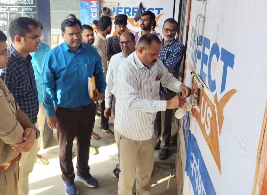 जांच में अनियमितता मिलने पर खाद की दुकान सीज की अधिकारियों ने
किसानों द्वारा जिलाधिकारी से की गई ओवररेटिंग की शिकायत पर हुई छापामार कार्रवाई
कोंच। किसानों की शिकायत पर जिलाधिकारी समीर के निर्देशों के अनुपालन में शनिवार को अधिकारियों ने कस्बे में खाद की एक प्राइवेट दुकान पर छापा मारकर अभिलेख जांचें। जांच के दौरान अनियमितता पाए जाने पर उक्त दुकान अधिकारियों के निर्देश पर सीज कर दी गई है। एसडीएम ने कहा है कि किसानों को फसल बुआई के लिए सुगमता के साथ खाद उपलब्ध कराना प्रशासन की प्राथमिकता है।
जानकारी के अनुसार, कस्बे में गल्ला मंडी गेट के सामने जय बालाजी इंटरप्राइजेज नामक खाद की एक प्राइवेट दुकान पर शनिवार को एसडीएम अभिनव कुमार ने सीओ परमेश्वर प्रसाद व कृषि अधिकारी गगनदीप सिंह के साथ छापा मारा। अधिकारियों ने दुकान में उपलब्ध खाद का स्टॉक व अभिलेख जांचें तो अनियमितता सामने आई। दुकान में उपलब्ध खाद और बिक्री में गड़बड़ी सामने आने पर अधिकारियों के निर्देश पर दुकान सीज कर दी गई। पूरे मामले में एसडीएम का कहना है कि किसानों द्वारा खाद वितरण में गड़बड़ी और ओवर रेटिंग की शिकायत की गई थी जिसको लेकर जिलाधिकारी के निर्देश पर जांच की गई है। जांच में स्टॉक रजिस्टर में अनियमितता पाए जाने पर दुकान सीज की गई है। इस दौरान कृषि विभाग के कर्मचारियों सहित सदर लेखपाल दिग्विजय मौजूद रहे। एसडीएम ने सभी प्राइवेट दुकानदारों को ओवररेटिंग नहीं करने की कड़ी चेतावनी देते हुए कहा है कि गड़बड़ करने वालों को बख्शा नहीं जाएगा, उनके विरुद्ध नियमानुसार कार्रवाई अमल में लाई जाएगी।