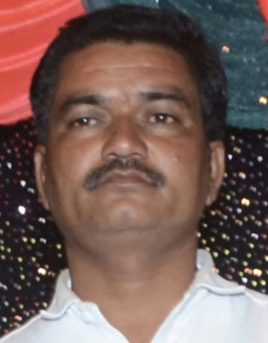 गोवंश से टकराई बाइक, घायल हुए सवार की उपचार के दौरान मौत
कोंच। कस्बे में नदीगांव रोड स्थित ग्रीन गार्डन के पास शुक्रवार की रात करीब 9 बजे सड़क पर आवारा गोवंश से बाइक टकराने से बाइक सवार युवक गंभीर रूप से घायल हो गया। उपचार के लिए उसे ग्वालियर के एक अस्पताल में भर्ती कराया गया जहां उपचार के दौरान उसकी मौत हो गई।
जानकारी के अनुसार हरीप्रकाश पटेल (43) पुत्र सुरेश पटेल निवासी ग्राम बरोदा कलां थाना कैलिया कस्बे में संचालित सरस्वती बालिका विद्या मंदिर का स्कूली वाहन चलाता था। शुक्रवार को वह किसी काम से बाइक पर सवार होकर गांव से कोंच आया हुआ था। रात्रि के समय वह वापस गांव लौट रहा था। जैसे ही उसकी बाइक नदीगांव रोड पर ग्रीन गार्डन के समीप पहुंची, अचानक एक आवारा गोवंश बीच सड़क पर आ गया। युवक बाइक की रफ्तार थाम पाता, इससे पहले ही उसकी बाइक की गोवंश से जोरदार टक्कर हो गई। टक्कर होने से वह बाइक समेत सड़क पर गिरकर गंभीर रूप से घायल हो गया। हादसे के दौरान मौके से गुजर रहे राहगीरों ने आनन-फानन उसे सीएचसी कोंच पहुंचाया। जहां से रेफर कर दिया गया। हालत गंभीर देख परिजन उपचार के लिए उसे ग्वालियर ले गए जहां उपचार के दौरान एक प्राइवेट हॉस्पिटल में उसकी मौत हो गई। मौत की खबर पाकर परिजनों में कोहराम मचा हुआ है। मृतक अपने पिता का इकलौता पुत्र था। मृतक के 20 वर्षीय बेटी और 18 वर्षीय बेटा है।