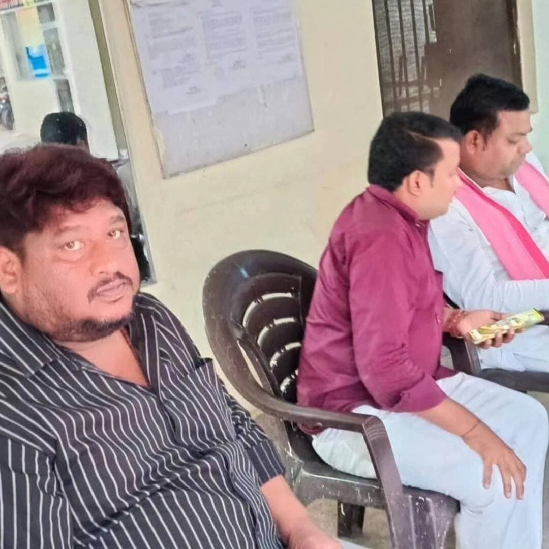 सीजेपी के आंदोलन में जाने से रोका सपाइयों को, डिटेन किया पुलिस ने
कोंच। देश के विभिन्न राज्यों की मतदाता सूची में एसआईआर के नाम पर मतदाताओं के नाम कथित तौर काटने/जोड़ने और वोट चोरी जैसे आरोप लगाकर कॉकरोच जनता पार्टी सहित समूचा विपक्ष पिछले कई दिनों से आंदोलनरत है। पूरे मामले में मुख्य चुनाव आयुक्त ज्ञानेश कुमार के इस्तीफे की मांग को लेकर नई दिल्ली स्थित जंतर मंतर पर 10 अक्टूबर शनिवार को बड़े स्तर पर होने वाले प्रदर्शन को देखते हुए शासन के निर्देशन में स्थानीय प्रशासन भी पूरी तरह से सजग नजर आया। पुलिस प्रशासन द्वारा सपा नेताओं को उनके घरों में नजरबंद रखा गया।
शुक्रवार की शाम को ही सपा नगर अध्यक्ष/सभासद अमित यादव व सपा छात्रसभा जिलाध्यक्ष रामानंद कुशवाहा को कोतवाली में बैठा लिया गया था ताकि ये नेता नई दिल्ली में आयोजित प्रदर्शन में शामिल होने न जा पाएं। देर शाम इन नेताओं को कोतवाली से तो जाने दिया गया लेकिन इनके घर पहुंचते ही पुलिस भी पहुंच गई। छात्रसभा जिलाध्यक्ष के घर पर शुक्रवार की रात से लेकर शनिवार की शाम तक दो कांस्टेबल डटे रहे। सपा नगर अध्यक्ष एवं छात्रसभा जिलाध्यक्ष ने कहा कि वोट चोरी के इस खेल में मुख्य चुनाव आयुक्त के साथ प्रधानमंत्री की भी मिलीभगत है। इनके इस्तीफे को लेकर देश में चल रहा आंदोलन तब तक चलता रहेगा जब तक इस्तीफा नहीं हो जाता। उन्होंने कहा, मौजूदा शासन सत्ता लोकतंत्र में व्यक्ति की आवाज को कुचलकर तानाशाही रवैया दिखा रही है जिसका डटकर मुकाबला किया जाएगा।