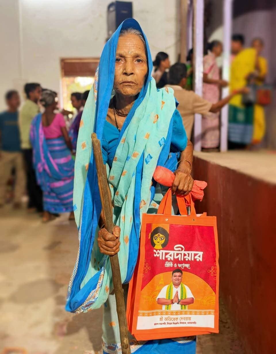 হাজার হাজার মা বোনদের হাতে শারদীয় দূর্গা পুজোর উপহারস্বরূপ তুলে দিচ্ছেন বিধায়ক অভিষেক দেবরায়।