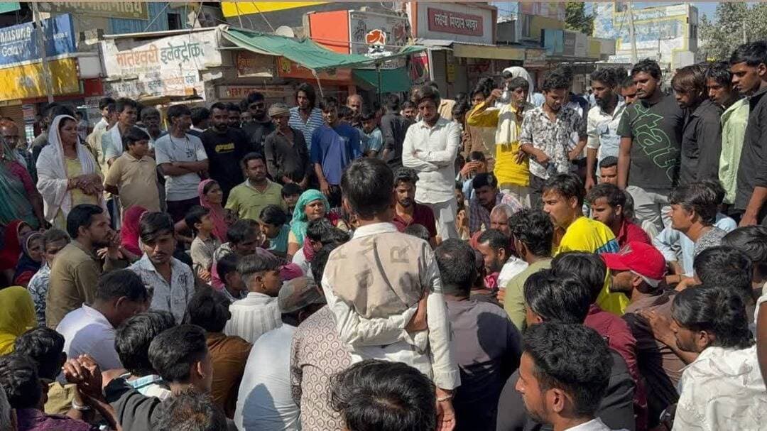 ढाबे पर मारपीट के बाद युवक ने उपचार के दौरान उदयपुर में तोड़ा दम
चन्देरिया में आक्रोश, बाजार बंद कर धरना प्रदर्शन किया जाम लगाया।
दैनिक वीरधरा राजस्थान।
चित्तौड़गढ़।चंदेरिया क्षेत्र में ढाबे पर हुए विवाद में घायल युवक की मौत के बाद शनिवार को तनाव फैल गया। इलाज के दौरान उदयपुर के अस्पताल में युवक ने दम तोड़ दिया, जिसके बाद आक्रोशित परिजनों और समाज के लोगों ने चंदेरिया बाजार बंद कराकर मुख्य मार्ग पर जाम लगा दिया। शनिवार दोपहर तक सैकड़ों महिला-पुरुष मुख्य बाजार में धरने पर बैठे रहे।
प्रदर्शन की सूचना पर ग्रामीण डीएसपी दिनेश सुखवाल, तहसीलदार और पुलिस जाप्ता मौके पर पहुंचा और कीर समाज के लोगों से वार्ता कर समझाइश का प्रयास किया। पुलिस ने मामले में दो आरोपियों को गिरफ्तार कर लिया गया है और आगे की कार्रवाई जारी है।
ग्रामीण डीएसपी दिनेश सुखवाल ने बताया कि चंदेरिया के रोलाहेड़ा रोड स्थित एक भोजनालय पर गुरुवार रात कुछ लोग खाना खा रहे थे। इस दौरान चंदेरिया निवासी प्रभुलाल पुत्र शंकरलाल कीर भी वहां मौजूद था। बातों-बातों में विवाद हो गया और कहासुनी मारपीट में बदल गई। प्रत्यक्षदर्शियों के अनुसार प्रभुलाल बीच-बचाव करने पहुंचा था। इसी दौरान किसी ने लकड़ी से प्रभुलाल के सिर पर वार कर दिया, जिससे वह गंभीर रूप से घायल हो गया। घटना के बाद उसे सांवलिया चिकित्सालय लाया गया, जहां से गंभीर हालत में उदयपुर रेफर कर दिया गया। उदयपुर के महाराणा भूपाल चिकित्सालय में शुक्रवार देर रात उपचार के दौरान उसकी मौत हो गई। रात में मौत की सूचना मिलने के बाद बड़ी संख्या में क्षेत्रवासी और कीर समाज के लोग एकत्र हो गए। शनिवार सुबह से ही आक्रोशित लोगों ने चंदेरिया कस्बा बंद कराकर प्रदर्शन शुरू कर दिया।