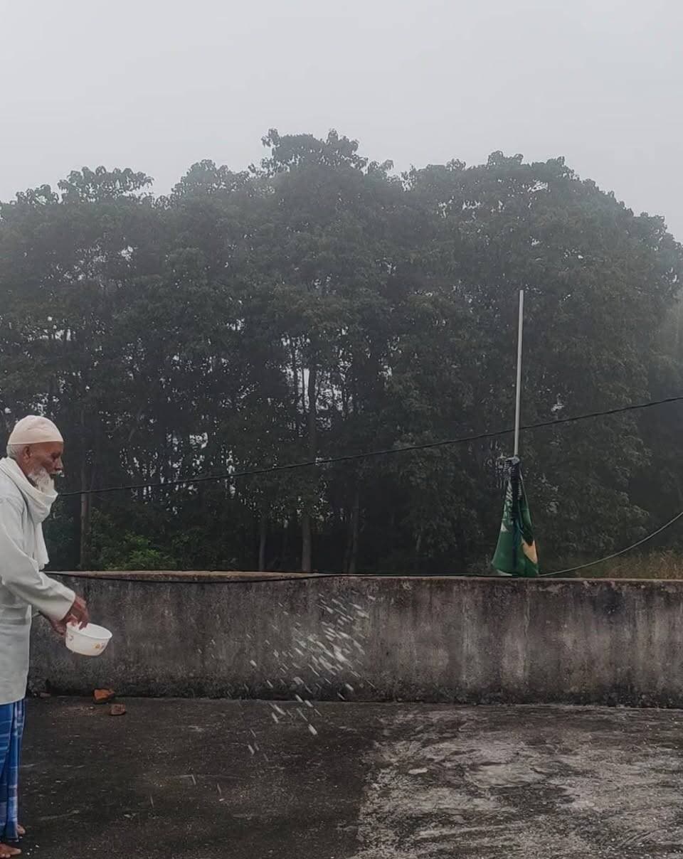 🌿 जो इंसान बेजुबान परिंदों की फिक्र करता है, उसके संस्कारों में इंसानियत जरूर होती है! 🐦❤️
मेरे पिताजी की सुबह की शुरुआत एक खूबसूरत नेक काम से होती है। 🌅
सुबह उठते ही छत पर जाकर कबूतरों और कौवों के लिए दाना-पानी रखना उनकी रोज की आदत है। उनके इस छोटे से काम में मुझे जिंदगी की एक बड़ी सीख दिखाई देती है।
जिस घर के बड़े-बुजुर्ग बेजुबान परिंदों की भूख-प्यास का ख्याल रखते हैं, उस घर के बच्चों की परवरिश में भी दया, रहम और इंसानियत के संस्कार जरूर झलकते हैं। ❤️
गांव की सुबह, चारों तरफ फैला कुहासा, खेतों में लहलहाती मड़ुवा की फसल और परिंदों की चहचहाहट… ये सिर्फ खूबसूरत नजारे नहीं, बल्कि हमारी मिट्टी, हमारी संस्कृति और हमारे संस्कारों की पहचान हैं। 🌾🌿
बच्चों को अच्छी परवरिश देने के लिए सिर्फ अच्छी बातें सिखाना काफी नहीं है, बल्कि उन्हें अपने व्यवहार से सिखाना भी जरूरी है। क्योंकि बच्चे वही सीखते हैं, जो अपने बड़ों को करते हुए देखते हैं।
याद रखिए, बच्चों को इंसानियत का पाठ किताबों से पहले घर के माहौल और माता-पिता के व्यवहार से मिलता है।
मेरे पिताजी का यह छोटा-सा प्रयास मेरे लिए बहुत बड़ी सीख है। अल्लाह उन्हें सेहत, सलामती और लंबी उम्र अता फरमाए। आमीन। 🤲
🙏 आप भी अपने घर के आसपास परिंदों के लिए दाना और साफ पानी जरूर रखें। क्योंकि इंसानियत सिर्फ इंसानों से मोहब्बत करने का नाम नहीं, बल्कि बेजुबान जीवों के प्रति रहम दिखाना भी है।
#माता_पिता_के_संस्कार #बच्चों_की_परवरिश #बेजुबान_परिंदे #इंसानियत #गांव_की_सुबह #मड़ुवा_की_खेती #IHQPublicIndia