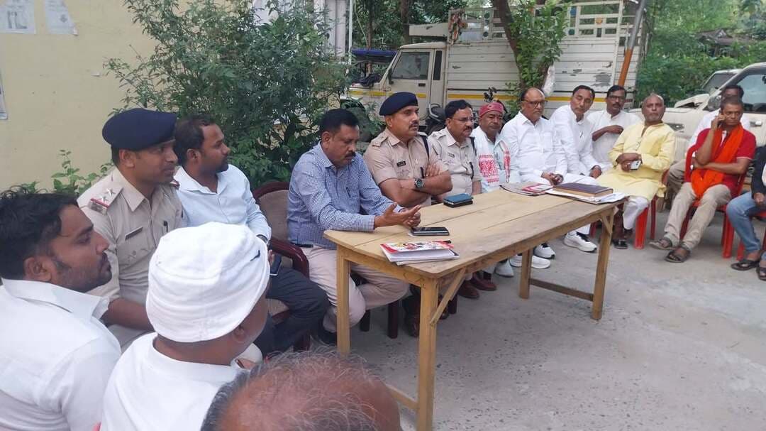 दुर्गा पूजा को लेकर जलालपुर थाने में शांति समिति की बैठक, शांतिपूर्ण आयोजन के लिए प्रशासन सतर्क
जलालपुर (सारण)। आगामी दुर्गा पूजा पर्व को शांतिपूर्ण, सौहार्दपूर्ण एवं सुरक्षित वातावरण में संपन्न कराने को लेकर जलालपुर थाना परिसर में शांति समिति की बैठक आयोजित की गई। बैठक में जलालपुर थाना प्रभारी, जलालपुर प्रखंड के बीडीओ और छपरा के अपर पुलिस अधीक्षक सहित क्षेत्र के विभिन्न पंचायतों के मुखिया, जनप्रतिनिधि एवं गणमान्य लोग शामिल हुए।
बैठक में सभी जाति, धर्म एवं समुदायों के लोगों की उपस्थिति ने आपसी भाईचारे और सामाजिक एकता का संदेश दिया। इस दौरान दुर्गा पूजा के अवसर पर शांति व्यवस्था बनाए रखने, प्रशासन द्वारा जारी दिशा-निर्देशों का पालन करने तथा पर्व को आपसी सद्भाव के साथ मनाने पर विशेष जोर दिया गया।
प्रशासन की ओर से दुर्गा पूजा के दौरान सरकार द्वारा जारी गाइडलाइन का पालन करने की अपील की गई। पूजा पंडालों में सुरक्षा व्यवस्था, भीड़ नियंत्रण, यातायात व्यवस्था तथा विधि-व्यवस्था बनाए रखने जैसे महत्वपूर्ण विषयों पर चर्चा की गई। साथ ही, पूजा समितियों और स्थानीय लोगों से प्रशासन के साथ समन्वय बनाकर कार्य करने की अपील की गई, ताकि किसी भी प्रकार की असुविधा या अप्रिय स्थिति उत्पन्न न हो।
बैठक में उपस्थित जनप्रतिनिधियों एवं गणमान्य लोगों ने भी दुर्गा पूजा को शांतिपूर्ण ढंग से संपन्न कराने में सहयोग देने की बात कही। सभी ने आपसी भाईचारा, सामाजिक समरसता और सांप्रदायिक सौहार्द बनाए रखने की आवश्यकता पर बल दिया।
प्रशासन और आम जनता के बीच समन्वय पर जोर
बैठक का मुख्य उद्देश्य दुर्गा पूजा के दौरान क्षेत्र में शांति एवं कानून-व्यवस्था बनाए रखना और सभी समुदायों की सहभागिता से पर्व को सफल बनाना रहा। प्रशासन ने लोगों से अपील की कि किसी भी प्रकार की अफवाह पर ध्यान न दें और कोई संदिग्ध या विवादित स्थिति सामने आने पर तत्काल पुलिस को सूचना दें।
जलालपुर में आयोजित इस शांति समिति की बैठक ने स्पष्ट संदेश दिया कि दुर्गा पूजा का पर्व आपसी प्रेम, भाईचारे और सौहार्द के साथ मनाया जाए, ताकि क्षेत्र में शांति और सामाजिक एकता कायम रहे।