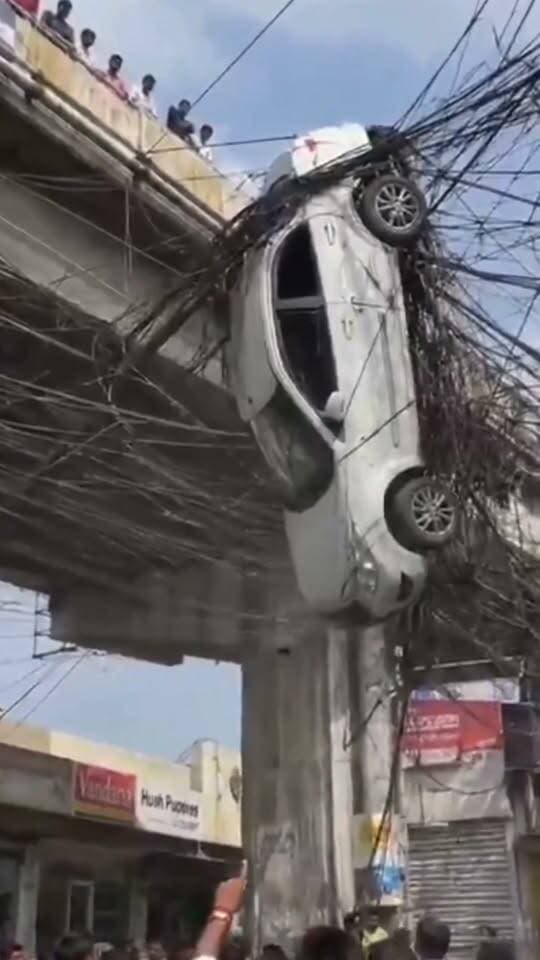 फ्लाईओवर के नीचे बिजली के तारों में फंसी कार का वीडियो सोशल मीडिया पर तेजी से वायरल हो रहा है। हालांकि, इस घटना की जगह, वजह और वीडियो की वास्तविकता को लेकर कोई पुख्ता आधिकारिक जानकारी सामने नहीं आई है। कुछ फैक्ट-चेक रिपोर्ट्स में इन विजुअल्स को AI-generated बताया गया है।
हमारा चैनल Dinesh Ghelot Journalistइस वायरल वीडियो की स्वतंत्र रूप से पुष्टि नहीं करता है। दर्शक इसे सत्यापित जानकारी के तौर पर न लें।
#ViralVideo #CarAccident #FlyoverAccident #ElectricWires