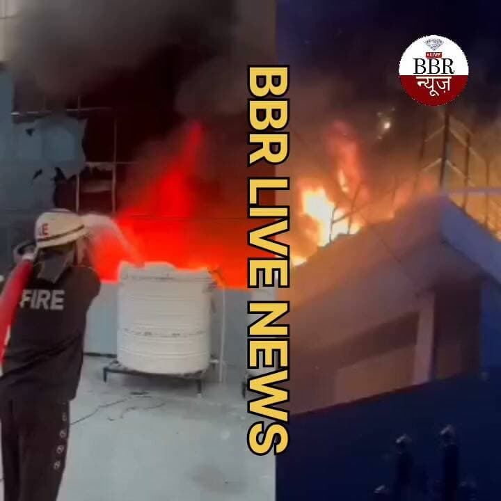 #DEHRADUN आज दिनांक: 01-10-26 की प्रात: कंट्रोल रूम के माध्यम से थाना क्लेमेंटाउन पर सुभाषनगर स्थित बी0एम0 हुंडई शो रूम में आग लगने के सम्बन्ध में सूचना प्राप्त हुई।
प्राप्त सूचना पर थाना क्लेमेंटाउन से पुलिस बल तथा फायर स्टेशन से दमकल के वाहन तत्काल मौके पर पहुंचे। मौके पर पुलिस तथा फायर कर्मियों द्वारा कडी मशक्कत के बाद आग पर काबू पाया गया। घटना में किसी प्रकार की कोई जनहानि नहीं हुई है, आग से शो रूम में व उसके बाहर खड़ी कुछ गाड़िया तथा अन्य सामान जल गया है, प्रथम दृष्टया शार्ट सर्किट के कारण शो रूम में आग का लगना प्रतीत हो रहा है, आग लगने के विस्तृत कारणों की जांच की जा रही है, साथ ही आग से हुई क्षति का आंकलन किया जा रहा है।
#DEHRADUN #UTTRAKHAND #UttarakhandPolice #SSP #DEHRADUN #DGP #UTTRAKHAND #CM #UTTRAKHAND #DM #DEHRADUN #BBR #LIVE #UTTRAKHAND #NEWS #UP