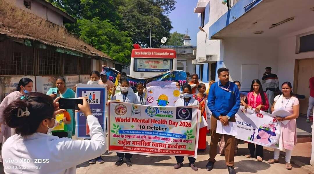 विश्व मानसिक स्वास्थ्य दिवस पर जिला चिकित्सालय नर्मदापुरम में जागरूकता कार्यक्रम एवं स्वास्थ्य शिविर आयोजित
विश्व मानसिक स्वास्थ्य दिवस, 10 अक्टूबर के अवसर पर जिला चिकित्सालय नर्मदापुरम में सिविल सर्जन डॉ. सुनीता कांमले के नेतृत्व में जागरूकता कार्यक्रम एवं स्वास्थ्य शिविर का आयोजन किया गया। इस वर्ष की थीम “Lived Experiences Heard: Real Voices, Real Change” रही।
कार्यक्रम की शुरुआत सरस्वती वंदना से हुई। कार्यक्रम में आरएमओ डॉ. गजेंद्र यादव, डॉ. महेंद्र (फिजियोथेरेपिस्ट), डॉ. अखिलेश सिंघल (दंत चिकित्सक), डॉ. मिलन सोनी (दंत चिकित्सक) एवं डॉ. अनिल बड़ूके (हड्डी रोग विशेषज्ञ) उपस्थित रहे।
मनकक्ष की नोडल अधिकारी एवं मनोचिकित्सक डॉ. अंकिता महतो तथा क्लीनिकल साइकोलॉजिस्ट नाजिया सिद्दीकी द्वारा सेमीनार प्रस्तुत कर मानसिक स्वास्थ्य संबंधी समस्याओं, जैसे डिप्रेशन, एंग्जायटी, सिजोफ्रेनिया, बाइपोलर डिसऑर्डर, नींद संबंधी विकार एवं नशे की लत के कारणों और उपचार एवम भ्रान्ति के संबंध में जागरूक किया साथ ही मनकक्ष में उपलब्ध दवाओं एवं काउंसलिंग सेवाओं तथा टेली-मानस की टोल-फ्री हेल्पलाइन 14416 एवं मनहित ऐप्प के बारे में जागरूक किया गया। किशोरो के स्वास्थ न्यूट्रीशन के प्रति श्री शुभम संतोरे उमंग काउंसलर द्वारा सेमीनार में अपना योगदान दिया गया।
बीआरडी नर्सिंग कॉलेज के छात्र-छात्राओं एवं जिला चिकित्सालय की मनकक्ष टीम द्वारा जागरूकता रैली निकाली गई। विद्यार्थियों ने मानसिक बीमारियों पर नुक्कड़ नाटक प्रस्तुत किया तथा मानसिक स्वास्थ्य विषय पर पोस्टर प्रदर्शत किये गए।
स्वास्थ्य शिविर में मरीजों की स्क्रीनिंग कर आवश्यक परामर्श, काउंसलिंग एवं उपचार सेवाएँ प्रदान की गईं। नशे की समस्या से संबंधित मरीजों को भी उपचार सेवाएँ दी गईं तथा गर्भवती महिलाओं की स्क्रीनिंग की गई। एवं संगत संस्था की सेविकाओं द्वारा महिलाओं में डिप्रेशन की जांच की गई, आरकेएस उमंग सेंटर के शुभम संतोरे द्वारा पोषण संबंधी स्वास्थ्य चर्चा की गई।
कार्यक्रम में हॉस्पिटल अर एम ओ डॉ गजेंद्र यादव, डर अनिल बडुके, डॉ अखिलेश सिंघल, डॉ अंकीय महतो,डॉ महेंद्र, श्रीमती रोशनी प्रजापति, हॉस्पिटल मैट्रन श्रीमती पम्मी राव, प्रशिक्षित नर्सिंग ऑफिसर कांति यादववंशी, श्री शुभम संतोरे वार्ड बॉय श्री मनीष सरसवाल तथा जिला चिकित्सालय के अन्य कर्मचारी भी उपस्थित रहे।
#narmadapuram
CM Madhya Pradesh
Dr Mohan Yadav
Jansampark Madhya Pradesh General Administration Department, MP Home Department of Madhya Pradesh Directorate of Health Services, Madhya Pradesh
