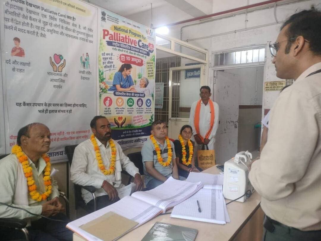 🔹विश्व हॉस्पिस एवं पैलिएटिव केयर दिवस का आयोजन
➡️शनिवार को जिला चिकित्सालय नर्मदापुरम में विश्व हॉस्पिस एवं पैलिएटिव केयर दिवस का आयोजन किया गया। इस वर्ष का विषय रहा - "दर्द प्रबंधन: पैलिएटिव केयर का अनिवार्य हिस्सा"। कार्यक्रम का शुभारंभ मुख्य चिकित्सा एवं स्वास्थ्य अधिकारी डॉ. नरसिंह सिंह गहलोत एवं सिविल सर्जन महोदय के मार्गदर्शन में किया गया।
कार्यक्रम में नोडल कैंसर अधिकारी एवं नेत्र रोग विशेषज्ञ डॉ. उदित कुमार भट्ट ने कहा कि पैलिएटिव केयर केवल कैंसर की अंतिम अवस्था नहीं है, बल्कि गंभीर बीमारी के साथ जी रहे मरीज के जीवन की गुणवत्ता को बेहतर बनाना है। उन्होंने बताया कि जिले में कैंसर के मरीजों के लिए दर्द निवारण एवं परामर्श सेवाएं उपलब्ध कराई जा रही हैं। आरएमओ डॉ. गजेन्द्र यादव ने बताया कि जिला अस्पताल में गंभीर बीमारियों से ग्रसित मरीजों के लिए दर्द प्रबंधन प्रोटोकॉल का पालन किया जा रहा है और आवश्यकता पड़ने पर उच्च केंद्रों से लिंकेज किया जाता है।
इस अवसर पर "सम्पूर्ण दर्द (Total Pain)" की अवधारणा पर प्रकाश डालते हुए बताया कि दर्द केवल शारीरिक नहीं, मानसिक, सामाजिक और आध्यात्मिक भी होता है, और सच्ची देखभाल तभी होती है जब चारों प्रकार के दर्द को सुना जाए। कार्यक्रम में मरीजों को हेल्पलाइन (राष्ट्रीय पैलिएटिव केयर हेल्पलाइन) एवं जिला स्तर पर उपलब्ध सेवाओं की जानकारी दी गई।
#सेवा_संकल्प_अभियान #SevaSankalpAbhiyan #narmadapuram
CM Madhya Pradesh
Directorate of Health Services, Madhya Pradesh
Dr Mohan Yadav
Jansampark Madhya Pradesh
General Administration Department, MP