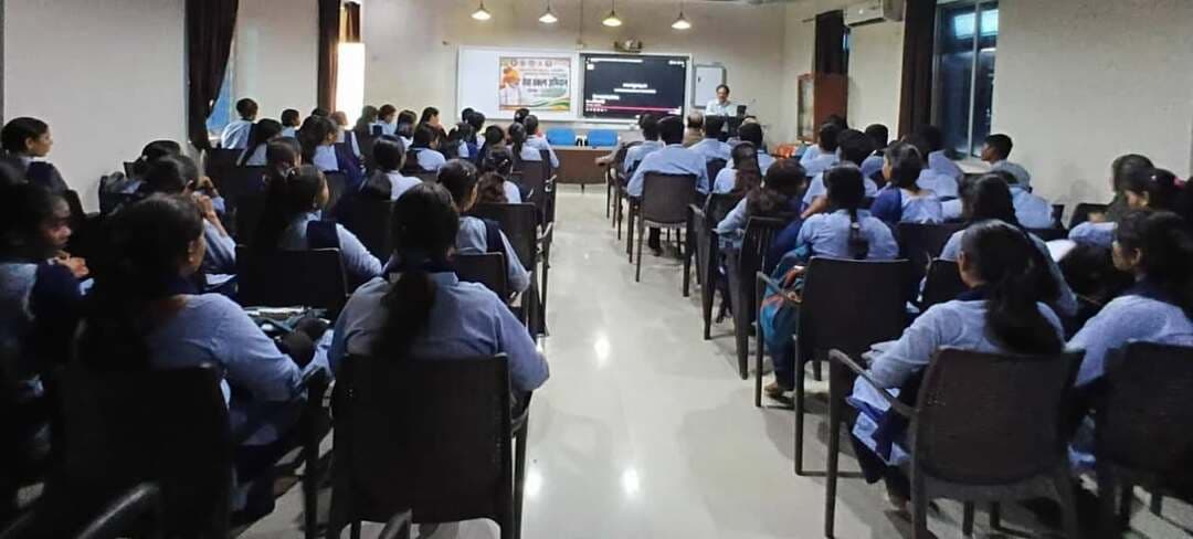 सेवा संकल्प अभियान अंतर्गत जल संरक्षण पर व्याख्यान एवं लघु फिल्म का प्रदर्शन
शनिवार शहीद भगत सिंह शासकीय स्नातकोत्तर महाविद्यालय, पिपरिया में सेवा संकल्प अभियान अंतर्गत जल संरक्षण के प्रति जागरूकता बढ़ाने के उद्देश्य से जल संरक्षण पर व्याख्यान एवं लघु फिल्म प्रदर्शन कार्यक्रम का आयोजन किया गया। कार्यक्रम में डॉ. अनिता सेन ने जल संरक्षण के विभिन्न उपायों की जानकारी देते हुए विद्यार्थियों को जल के विवेकपूर्ण उपयोग, वर्षा जल संचयन तथा जल के अपव्यय को रोकने के लिए प्रेरित किया।
प्राचार्य डॉ. एस. के. मेहरा ने अपने उद्बोधन में जल संरक्षण की आवश्यकता पर बल देते हुए कहा कि जल जीवन का आधार है। भविष्य में जल संकट से बचने के लिए प्रत्येक व्यक्ति को जल संरक्षण के प्रति जागरूक एवं उत्तरदायी बनना होगा। उन्होंने विद्यार्थियों से जल संरक्षण को अपनी दैनिक जीवनशैली का हिस्सा बनाने का आह्वान किया।
इस अवसर पर जल संरक्षण की महत्ता को प्रभावी ढंग से समझाने के लिए पुरस्कार विजेता लघु फिल्म ‘UDAK’ का प्रदर्शन किया गया। फिल्म के माध्यम से जल के महत्व तथा उसके संरक्षण की आवश्यकता को रेखांकित किया गया।
कार्यक्रम का आयोजन डॉ. किटी मौर्य द्वारा किया गया। इस अवसर पर वरिष्ठ प्राध्यापक डॉ. राजीव माहेश्वरी, डॉ. आर. जी. पटेल, प्रो. एस. के. बघेल, डॉ. राकेश कुमार दिलावरे, डॉ. प्रीति राजपूत, डॉ. जयराम जामहरे, डॉ. संगीता साहू, डॉ. अनिता साहू, श्रीमती बीना सनोडिया सहित महाविद्यालय परिवार के अन्य सदस्य एवं बड़ी संख्या में विद्यार्थी उपस्थित रहे।
#narmadapuram CM Madhya Pradesh Dr Mohan Yadav Jansampark Madhya Pradesh General Administration Department, MP