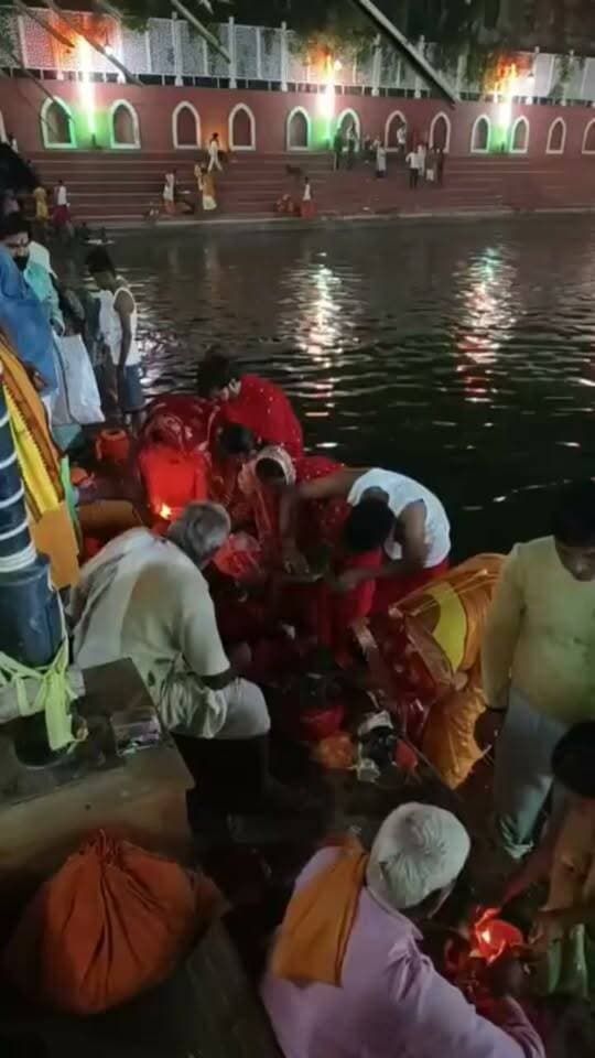 कलश स्थापना के लिए जल भारी करने पहुंचे पिता महेश्वर तालाब में लोग #नवरात्रि