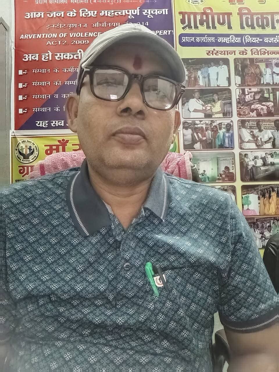 MRGVS संस्थान प्रधान कार्यालय-गम्हरिया,बैजनाथपुर, सहरसा कार्यालय में अपने प्यारी लाडली बेटी के साथ एक सेल्फी...