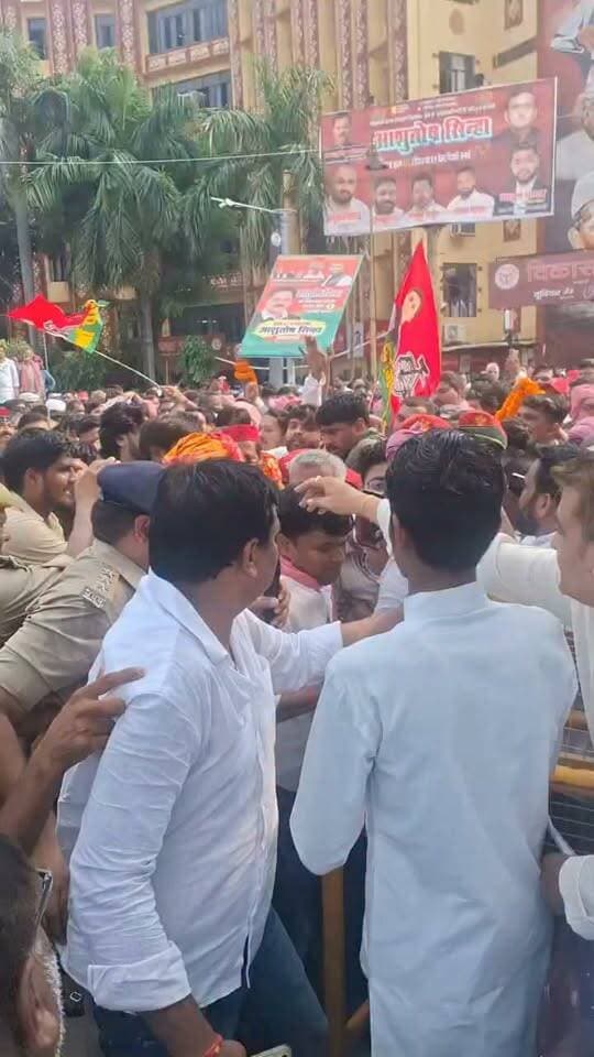 दूसरा वीडियो.... बैरिकेडिंग तोड़कर प्रत्याशी आशुतोष सिंहा के साथ अन्दर घुसे सपाई....