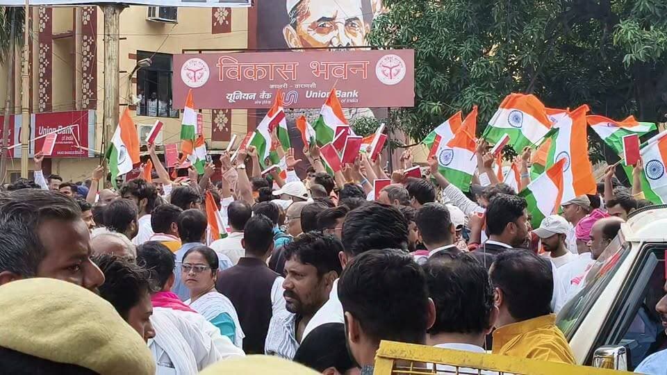 संविधान लेकर नामांकन के लिए पहुंचा MLC प्रत्याशी...