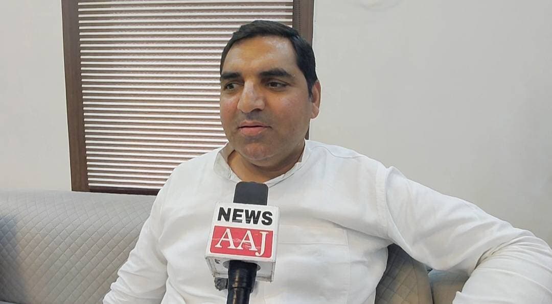 ग्रेटर नोएडा: जेवर एयरपोर्ट के नामकरण पर सतबीर नागर ने उठाए सवाल, स्थानीय महापुरुष के नाम की रखी मांग**
ग्रेटर नोएडा के जेवर में बन रहे नोएडा इंटरनेशनल एयरपोर्ट के नामकरण को लेकर सियासत तेज हो गई है। एयरपोर्ट का नाम बदलकर प्रधानमंत्री नरेंद्र मोदी के नाम पर रखे जाने के फैसले पर बहुजन समाज पार्टी के प्रत्याशी सतबीर नागर ने अपनी प्रतिक्रिया दी है।
सतबीर नागर का कहना है कि जेवर एयरपोर्ट का नाम गौतम बुद्ध नगर जिले से जुड़े किसी स्थानीय महापुरुष के नाम पर होना चाहिए था। उनका मानना है कि इस क्षेत्र की अपनी ऐतिहासिक पहचान और महापुरुषों की विरासत रही है, ऐसे में एयरपोर्ट के नाम के साथ स्थानीय पहचान को भी महत्व दिया जाना चाहिए था।
जेवर एयरपोर्ट के निर्माण के लिए क्षेत्र के किसानों ने अपनी जमीन दी है। ऐसे में एयरपोर्ट के नामकरण को लेकर स्थानीय लोगों की भावनाएं और उनकी अपेक्षाएं भी चर्चा का विषय बनी हुई हैं।
अब सवाल यह है कि क्या जेवर एयरपोर्ट के नामकरण में स्थानीय इतिहास और महापुरुषों की विरासत को भी जगह मिलनी चाहिए थी? सतबीर नागर के इस बयान के बाद एयरपोर्ट के नाम को लेकर बहस एक बार फिर चर्चा में आ गई है।
ग्रेटर नोएडा और गौतम बुद्ध नगर की हर बड़ी खबर के लिए जुड़े रहिए News Aaj के साथ।#GreaterNoida #JewarAirport #SatbirNagar #GautamBuddhNagar #NewsAaj