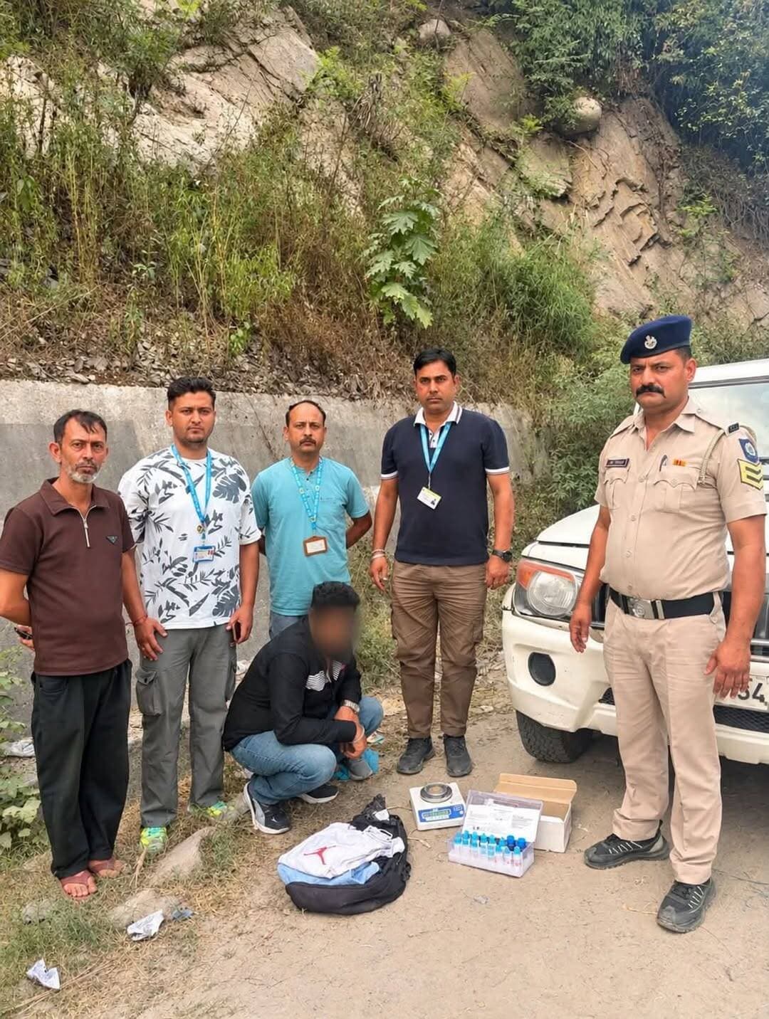 *चंबा पुलिस को देख भागने की करने लगा कोशिश, 15.22 ग्राम चिट्टे सहित दबोचा पंजाब का युवक*
चम्बा पुलिस ने चम्बा-पठानकोट एनएच पर बालू पुल के पास गश्त व नाकाबंदी के दौरान मुकेरियां (पंजाब) के एक युवक को 15.22 ग्राम चिट्टे के साथ पकड़ा है। इस बारे में पुलिस ने युवक को हिरासत में लेकर जांच शुरू कर दी है। *पुलिस ने चम्बा-पठानकोट एनएच पर बालू पुल के पास गश्त के दौरान नाकाबंदी की हुई थी, इस दौरान लखविंद्र कुमार (36) पुत्र राममूर्ति वार्ड नंबर-3 भट्टा कालोनी डाकघर मुकेरियां तहसील दसूहा जिला होशियारपुर (पंजाब) वहां से गुजर रहा था।*
पुलिस को देखकर वह कुछ घबरा गया तथा वहां से भाग निकलने की कोशिश करने लगा। पुलिस को युवक की संदिग्ध गतिविधि पर शक हुआ, जिसके बाद उसके बैग की तलाशी ली गई तो बैग से एक मोबाइल चार्जर और चिट्टा बरामद किया गया। पुलिस ने उपरोक्त युवक के खिलाफ पुलिस थाना चम्बा में मादक द्रव्य अधिनियम की धारा 21 के अन्तर्गत मुकद्दमा दर्ज किया गया है।
पुलिस युवक से पूछताछ कर रही है कि वह ये नशीला पदार्थ कहां से लाया था और कहां लेकर जा रहा था, ताकि इस मामले में जुड़े बड़े अपराधियों पर कार्रवाई करके नकेल कसी जा सके।
*मामले की पुष्टि करते हुए एसपी चम्बा विजय कुमार सकलानी ने बताया* कि नाकाबंदी के दौरान युवक से चिट्टा पकड़ा गया है। इस बारे में जांच की जा रही है। युवक को हिरासत में लेकर पूछताछ की जा रही है।
