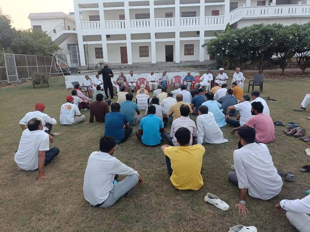 12 दिसंबर को भिवानी में होगा महाआंदोलन
यूजीसी के काले कानून और एससी-एसटी एक्ट के दुरुपयोग के खिलाफ गांव खरककलां में 40 दिन से सडक़ों पर ग्रामीण, सरकार बनी बहरी
सरकार की जनविरोधी व अंधी नीतियों का अब और अधिक सहन करना संभव नहीं : कैप्टन अमर सिंह
भिवानी, 10 अक्तूबर : यूजीसी के काले फैसलों, आरक्षण प्रणाली में थोपे गए अव्यावहारिक संशोधनों और एससी-एसटी एक्ट के बेलगाम दुरुपयोग के विरोध में खरक कलां बस स्टैंड पर जारी अनिश्चितकालीन धरना शनिवार को अपने 40वें दिन में प्रवेश कर गया है। इतने लंबे समय से शांतिपूर्ण तरीके से अपनी जायज मांगों के लिए संघर्ष कर रहे ग्रामीणों की सुध तक न लेने वाली सरकार की इस उदासीनता और बहरेपन के खिलाफ अब क्षेत्र के हर वर्ग में भयंकर रोष व्याप्त है। इसके चलते 12 दिसंबर को भिवानी में स्वर्ण समाज महाआंदोलन का ऐलान किया गया है। इस हुंकार के समर्थन में अब लगातार विभिन्न सामाजिक संगठन और खापें यूजीसी रोल बैक संघर्ष समिति के इस मोर्चे पर डटकर समर्थन में उतर रही हैं, जिससे यह आंदोलन अब और अधिक आक्रामक और मजबूत हो गया है। 12 दिसंबर को होने वाले महाआंदोलन को लेकर लोगों से संपर्क भी साधा जा रहा है। इसी कड़ी में स्थानीय डिफेंस कॉलोनी में लोगों से इस महाआंदोलन में अधिक से अधिक संख्या में पहुंंचने की अपील की गई। इस मौके पर राहुल राणा ने कहा कि 12 अक्तूबर को आयोजित होने वाला यह विशाल महाआंदोलन सरकार की इन तानाशाही और जनविरोधी नीतियों की नींव को हिलाकर रख देगा। उन्होंने मांग की है कि यूजीसी द्वारा थोपे गए सभी तानाशाही और भेदभावपूर्ण फैसलों को तत्काल प्रभाव से रद्द किया जाए। इसके साथ ही, आरक्षण के नियमों में तर्कसंगत और व्यावहारिक बदलाव किए जाएं तथा एससी-एसटी एक्ट में न्यायसंगत संशोधन कर इसके जरिए हो रहे अन्याय और दुरुपयोग पर तुरंत कानूनी रोक लगाई जाए। वही दूसरी तरफ खरक कलां में चल रहे धरने की अध्यक्षता करते हुए संघर्ष समिति के प्रधान कैप्टन अमर सिंह ने सरकार को चेतावनी भरे शब्दों में दो-टूक कहा कि सरकार की जनविरोधी और अंधी नीतियों का अब और अधिक सहन करना संभव नहीं है। पिछले 40 दिनों से ग्रामीण पूरी शांति और अनुशासन के साथ अपनी न्यायोचित मांगों के लिए सडक़ों पर बैठे हैं, लेकिन सत्ता में बैठे हुक्मियों की लगातार अनदेखी उनकी क्रूर संवेदनशीलता को उजागर करती है। उन्होंने चेतावनी दी कि यदि सरकार ने अब भी जनता की इस जायज आवाज को दबाने की कोशिश की, तो यह आक्रोश विकराल रूप धारण कर सत्ता की चूलें हिला देगा।
