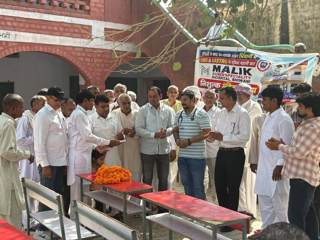 गांव मिताथल में निशुल्क स्वास्थ्य जांच शिविर आयोजित, 200 के करीब ग्रामीणों ने उठाया लाभ
भिवानी, 10 अक्तूबर : ग्रामीण अंचल में स्वास्थ्य सेवाओं को सुदृढ़ करने और हर नागरिक तक बेहतर चिकित्सा सुविधाएं पहुंचाने के उद्देश्य से भिवानी के मलिक हॉस्पिटल के तत्वावधान में शनिवार को जिला के गांव मिताथल में नि:शुल्क स्वास्थ्य जांच शिविर का आयोजन किया गया। ग्राम पंचायत के सक्रिय सहयोग से आयोजित इस शिविर में गांव के सैकड़ों लोगों ने अपने स्वास्थ्य की जांच करवाकर इस नेक पहल का पूरा लाभ उठाया। शिविर में मलिक हॉस्पिटल के विशेषज्ञ डॉक्टरों की टीम ने अपनी सेवाएं दीं। टीम में डॉक्टर विशाल, डॉक्टर सुनील, डॉक्टर संदीप मलिक, डॉक्टर रक्षिता मलिक गलिया, डॉक्टर सरिता मलिक गलिया, डॉक्टर जसवंत सिंह और डॉक्टर परगट सिंह शामिल रहे। इन सभी डॉक्टरों ने अपनी-अपनी विशेषज्ञता के अनुसार शिविर में पहुंचे मरीजों के स्वास्थ्य की बारीकी से जांच की। शिविर के दौरान लगभग 200 से अधिक ग्रामीणों के स्वास्थ्य की नि:शुल्क जांच की गई। चिकित्सकों द्वारा परामर्श के साथ-साथ जरूरतमंद मरीजों को मौके पर ही निशुल्क दवाइयां भी वितरित की गईं। इस आयोजन में ग्राम पंचायत और स्थानीय गणमान्य नागरिकों का विशेष सहयोग रहा। कार्यक्रम के दौरान सरपंच प्रतिनिधि नरेश, रणवीर सिंह, महावीर उर्फ पोलू प्रधान, सुरेंद्र सिंह, मग्रा पहलवान, कालू, अजमेर, दिलबाग और आनंद सहित कई गणमान्य लोग उपस्थित रहे और व्यवस्थाओं को सुचारू बनाए रखने में अपना योगदान दिया। इस स्वास्थ्य शिविर के सफल आयोजन पर अपनी प्रतिक्रिया देते हुए युवा शक्ति बदलाव की ओर संगठन के प्रदेश अध्यक्ष अशोक सिवाच एवं समाजसेवी मास्टर पवन ने कहा कि यह सामूहिक प्रयास ग्रामीण क्षेत्र के स्वास्थ्य सुधार की दिशा में एक बेहद सराहनीय कदम है। उन्होंने कहा कि जब चिकित्सक और सामाजिक संस्थाएं मिलकर गांवों की सुध लेते हैं, तो अंतिम छोर पर खड़े व्यक्ति तक स्वास्थ्य लाभ पहुंचता है। आज के समय में इस प्रकार के निशुल्क स्वास्थ्य शिविर ग्रामीण क्षेत्रों में जागरूकता फैलाने और समय पर बीमारियों की पहचान करने में अत्यंत महत्वपूर्ण भूमिका निभाते हैं। उन्होंने उम्मीद जताई कि भविष्य में भी इस प्रकार के आयोजन निरंतर होते रहेंगे, जिससे एक स्वस्थ और सशक्त समाज का निर्माण हो सकेगा।