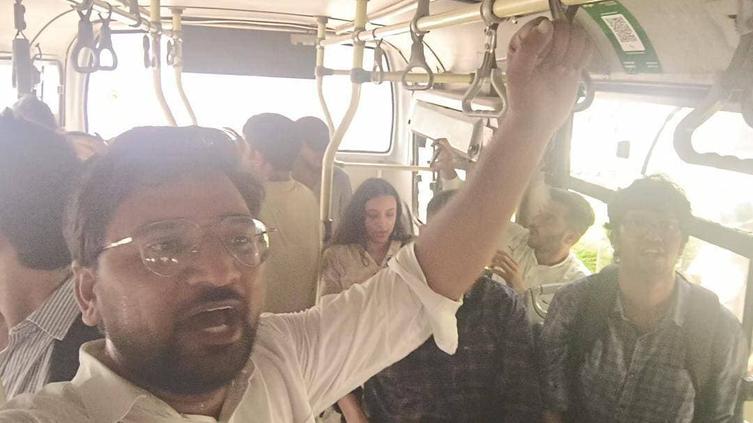 लोकतंत्र की हत्यारी है भाजपा सरकार, जनता के अधिकारों पर सीधा हमला : सुमित बराड़
बैलेट पेपर से चुनाव और एसआईआर रद्द करने की मांग को लेकर छात्र नेता सुमित बराड़ ने भरी हुंकार, दिल्ली पुलिस ने किया डिटेन
भिवानी, 10 अक्तूबर : देशभर के युवाओं के भविष्य से जुड़े गंभीर मुद्दों, चुनावी प्रक्रिया में भारी धांधली और लोकतांत्रिक संस्थाओं की साख पर मंडराते खतरों के खिलाफ राजधानी दिल्ली के जंतर-मंतर पर एक विशाल और शांतिपूर्ण विरोध प्रदर्शन का आयोजन किया गया। इस प्रदर्शन के दौरान मुख्य रूप से चुनाव आयोग में हुई धांधली के विरोध में चुनाव आयुक्त ज्ञानेश कुमार के इस्तीफे, एसआईआर को तुरंत रद्द करने और आगामी चुनाव बैलेट पेपर से कराए जाने की पुरजोर मांग उठाई गई। इसके साथ ही देश में बढ़ते रोजगार संकट, लगातार सामने आ रहे पेपर लीक मामलों और छात्र अधिकारों की रक्षा के लिए हजारों युवा सडक़ पर उतरे। इस प्रदर्शन में हरियाणा के भिवानी से भी भारी संख्या में युवा और छात्र संगठनों के प्रतिनिधि शामिल होने पहुंचे थे। आंदोलन की धमक से घबराई दिल्ली पुलिस ने प्रदर्शन शुरू होने से पहले ही भिवानी से पहुंचे एनएसयूआई के छात्र नेता सुमित बराड़ को उनके अन्य साथियों सहित हिरासत में ले लिया। छात्र नेता सुमित बराड़ ने केंद्र सरकार और चुनाव आयोग पर बेहद तीखा और आक्रामक हमला बोला। उन्होंने दो टूक शब्दों में कहा कि देश में संविधान और लोकतंत्र का गला घोंटा जा रहा है। उन्होंने कहा कि आज देश का युवा और आम नागरिक चौराहे पर खड़ा होकर अपने लोकतांत्रिक अधिकारों की भीख मांगने को मजबूर है। चुनाव आयोग की कार्यप्रणाली पर गंभीर सवाल खड़े हो चुके हैं, और 13.3 करोड़ वोटों को गलत एसआईआर के माध्यम से काट देना सीधे तौर पर लोकतंत्र की गला घोंटने और जनता के मताधिकार की हत्या करने जैसा कुकृत्य है। देश की जनता इस तानाशाही को और सहन नहीं करेगी। हम स्पष्ट मांग करते हैं कि धांधली के मुख्य जिम्मेदार चुनाव आयुक्त ज्ञानेश कुमार तुरंत अपने पद से इस्तीफा दें, इस दोषपूर्ण एसआईआर प्रक्रिया को पूरी तरह रद्द किया जाए और भविष्य के सभी चुनाव ईवीएम की बजाय निष्पक्ष बैलेट पेपर (मतपत्र) पर कराए जाएं।