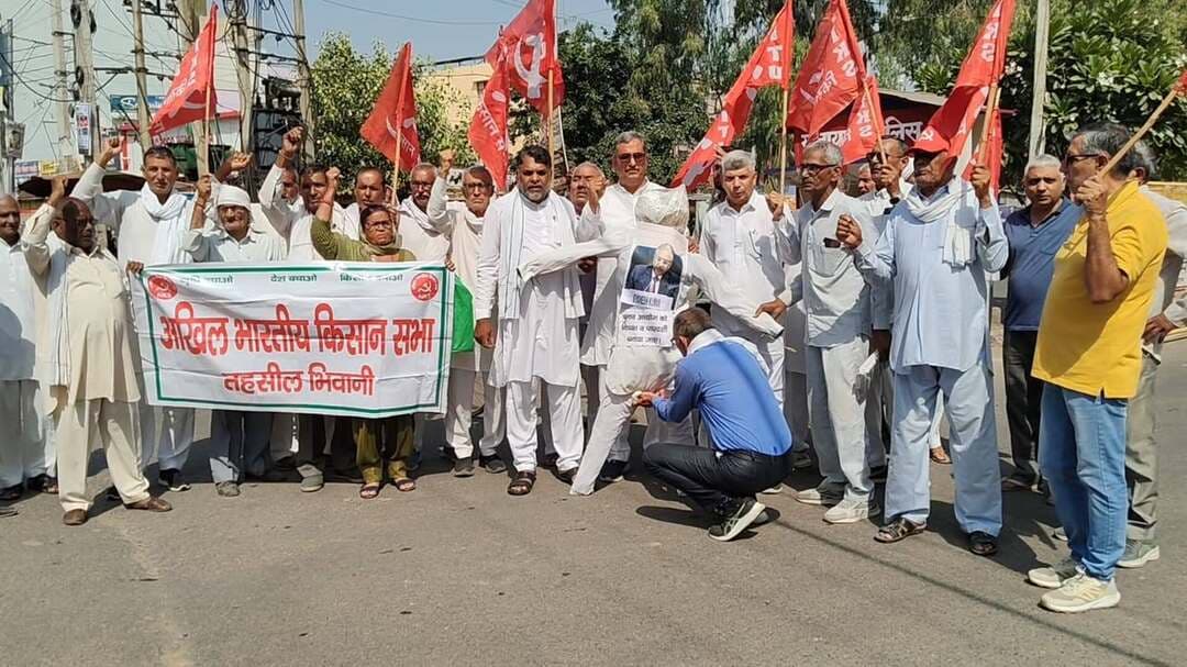 केंद्र सरकार की तानाशाही के खिलाफ व दिल्ली में डी वाई एफ आई तथा एस एफ आई के 300 से अधिक कार्यकर्ताओं की गिरफ्तारी की किसान सभा और सीआईटीयू ने निंदा की है तथा विरोध में जोरदार प्रदर्शन करके
भिवानी सहित दस स्थानों पर मुख्य चुनाव आयुक्त ज्ञानेश कुमार के पुतले फूंके; एसआईआर रद्द करने और हटाए गए वोट दोबारा जोड़ने की मांग
भिवानी, 10 अक्टूबर2026
केंद्र सरकार पर लोकतांत्रिक अधिकारों का दमन करने और शांतिपूर्ण विरोध प्रदर्शनों को रोकने व दिल्ली में डी वाई एफ आई व एस एफ आई के 300 से अधिक कार्यकर्ताओं की गिरफ्तारी की निंदा की और आरोप लगाते हुए अखिल भारतीय किसान सभा और सेंटर ऑफ इंडियन ट्रेड यूनियन्स (सीआईटीयू) के कार्यकर्ताओं ने आज भिवानी सहित जिले के विभिन्न कस्बों में जोरदार प्रदर्शन किए। भिवानी, बवानीखेड़ा, धनाना, मिराण, ओबरा, कैरू ईशरवाल, तोशाम, लोहारू, बलियाली और कूंगड़ सहित विभिन्न स्थानों पर प्रदर्शनकारियों ने मुख्य चुनाव आयुक्त ज्ञानेश कुमार के पुतले फूंके और उनके पद से हटाने की मांग की। प्रदर्शनकारियों ने एसआईआर प्रक्रिया रद्द करने, मतदाता सूचियों से हटाए गए सभी पात्र मतदाताओं के नाम दोबारा शामिल करने तथा चुनाव आयोग की नियुक्ति प्रक्रिया में लोकतांत्रिक व्यवस्था बहाल करने की मांग उठाई।
भिवानी में प्रदर्शन शहीद भगत सिंह यादगार भवन से शुरू होकर कोर्ट रोड तक पहुंचा। प्रदर्शन को अखिल भारतीय किसान सभा के जिला प्रधान रामफल देशवाल, उपप्रधान कामरेड ओम प्रकाश, पूर्व कर्मचारी नेता सुखदर्शन सरोहा, युवा कल्याण संगठन के संरक्षक कमल प्रधान तथा किसान सभा की भिवानी तहसील कमेटी के अध्यक्ष संतोष देशवाल ने संबोधित किया। इस अवसर पर सज्जन कुमार सिंगला, निर्मल सिंह , जयपाल साहू , रिटायर्ड कर्मचारी संघ के रतन कुमार जिंदल, नरेंद्र धनाना, रतन कालवास , दिलबाग कालवास , प्रह्लाद राय , ईश्वर कोंट , अनिल शेषमा , सुखपाल सिंह , राजाराम, अमीर सिंह, भीम सिंह और राजकुमार दलाल , ओम प्रकाश दलाल , रामनारायण , रमन , अनिल स्योराण , सहित अनेक किसान, मजदूर और जनसंगठनों के नेता व कार्यकर्ता शामिल हुए।
वक्ताओं ने कहा कि आज दिल्ली में लोकतांत्रिक अधिकारों और चुनावी पारदर्शिता से जुड़े सवालों को लेकर प्रदर्शन करने जा रहे लोगों को रोकना बेहद गंभीर मामला है। उनके अनुसार, भिवानी से दिल्ली जाने की तैयारी कर रहे अनेक लोगों को पुलिस ने रास्ते में ही रोक लिया और हिरासत में लिया। उन्होंने आरोप लगाया कि दिल्ली में अभिषेक शर्मा सहित 300 नौजवानों को गिरफ्तार कर लिया गया और कई लोगों को नजरबंद किया गया, जबकि कोकरोच पार्टी के नेता लोकेश कुमार को रास्ते में उतारकर हिरासत में लिया गया। किसान सभा के जिला सचिव मास्टर जगरोशन , सुबेदार धनपत व कर्ण सिंह जैनावास सीटू के नेता सुखदेव पालवास व कामरेड अनिल कुमार के नेतृत्व में विभिन्न जगहों पर ज्ञानेश कुमार के पुतले फूंके । उन्होंने आरोप लगाया कि कई नेताओं के घरों पर पुलिस भेजकर आंदोलन में शामिल होने से रोकने का प्रयास किया गया।
वक्ताओं ने कहा कि भारतीय संविधान के अनुच्छेद 19 के तहत नागरिकों को अभिव्यक्ति की स्वतंत्रता, शांतिपूर्ण ढंग से एकत्र होने और संगठन बनाने का अधिकार प्राप्त है। सरकार और प्रशासन द्वारा शांतिपूर्ण विरोध को रोकना इन लोकतांत्रिक अधिकारों पर हमला है। उन्होंने आरोप लगाया कि दिल्ली में बैरिकेडिंग, आवाजाही में बाधाओं और नेताओं व कार्यकर्ताओं को रोकने की कार्रवाइयों से सरकार की दमनकारी नीति उजागर होती है।
किसान और मजदूर नेताओं ने कहा कि मतदाता सूची से पात्र नागरिकों के नाम हटने का मामला देश के लोकतंत्र और सार्वभौमिक वयस्क मताधिकार से जुड़ा हुआ है। वक्ताओं ने आरोप लगाया कि एसआईआर प्रक्रिया के माध्यम से करोड़ों मतदाताओं के नाम हटाए गए हैं और बिहार, असम तथा पश्चिम बंगाल में मतदाता सूची से नाम हटाने को लेकर गंभीर सवाल खड़े हुए हैं। उन्होंने मांग की कि मतदाता सूची से हटाए गए सभी पात्र मतदाताओं के नामों की निष्पक्ष जांच कर उन्हें दोबारा जोड़ा जाए और एसआईआर प्रक्रिया रद्द की जाए।
प्रदर्शनकारियों ने मुख्य चुनाव आयुक्त ज्ञानेश कुमार को पद से हटाने, चुनाव आयुक्तों की नियुक्ति की पूर्व व्यवस्था बहाल करने तथा नियुक्ति प्रक्रिया में प्रधानमंत्री, सर्वोच्च न्यायालय के मुख्य न्यायाधीश और लोकसभा में विपक्ष के नेता की भागीदारी सुनिश्चित करने की मांग की। उन्होंने चुनाव प्रक्रिया में पारदर्शिता और जनता का विश्वास मजबूत करने के लिए ईवीएम के स्थान पर बैलेट पेपर से चुनाव कराने की मांग भी उठाई।
वक्ताओं ने कहा कि लोकतंत्र में सरकार की नीतियों का विरोध करना कोई अपराध नहीं है। किसान, मजदूर और आम नागरिक अपने अधिकारों तथा निष्पक्ष चुनाव व्यवस्था की रक्षा के लिए आवाज उठाते रहेंगे। उन्होंने केंद्र सरकार से दमनकारी कार्रवाई बंद करने, शांतिपूर्ण प्रदर्शन के अधिकार की रक्षा करने और आंदोलनकारियों को रोकने के बजाय उनकी मांगों पर बातचीत करने की अपील की।
किसान सभा और सीआईटीयू ने चेतावनी दी कि यदि लोकतांत्रिक अधिकारों का दमन जारी रहा और मतदाता सूची से हटाए गए पात्र नागरिकों के नाम बहाल नहीं किए गए, तो इस मुद्दे पर आंदोलन को और व्यापक किया जाएगा । उन्होंने सभी गिरफ्तार नेताओं की रिहाई की मांग की है ।