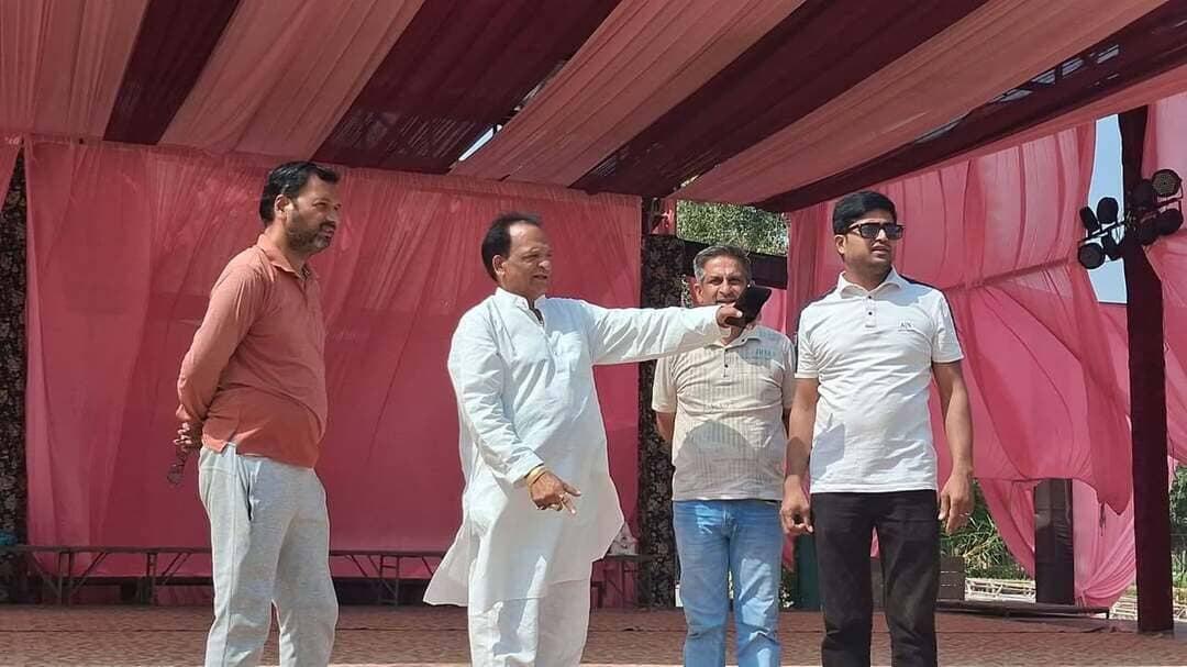 भव्य रामलीला महोत्सव की तैयारियां जोरों पर, श्रीरामलीला कमेटी पदाधिकारियों ने किया आयोजन स्थल का निरीक्षण
भिवानी में 11 अक्तूबर से सजेगा राम दरबार, सीसीटीवी कैमरों की निगरानी के साथ रामलीला, पुतलों की सुरक्षा के लिए तैनात किए लंगूर : विजय बंसल टैणी
भिवानी, 10 अक्तूबर : धर्मनगरी भिवानी में श्री अग्रसेन रामलीला कमेटी (रजि.) के तत्वावधान में इस वर्ष संपूर्ण रामलीला महोत्सव एवं सांस्कृतिक कार्यक्रम का आयोजन किया जा रहा है। यह धार्मिक और सांस्कृतिक आयोजन रेलवे रोड स्थित सेठ किरोड़ीमल पार्क में 11 अक्तूबर से 20 अक्तूबर तक प्रतिदिन रात्रि 7 बजे से आरंभ होगा। महोत्सव को लेकर कमेटी के पदाधिकारियों और शहरवासियों में भारी उत्साह देखने को मिल रहा है। इस संबंध में शनिवार को श्रीरामलीला कमेटी के प्रधान विजय बंसल टैणी और प्रवक्ता अभिषेक बंसल ने आयोजन स्थल पर पहुंचकर तैयारियों का जायजा लिया और बारीकी से निरीक्षण किया। निरीक्षण के दौरान उन्होंने सुरक्षा और व्यवस्थाओं को पुख्ता करने के निर्देश दिए। श्रीरामलीला कमेटी के प्रधान विजय बंसल टैणी और प्रवक्ता अभिषेक बंसल ने बताया कि इस वर्ष रामलीला का मंचन पूर्ण रूप से आधुनिक सुरक्षा व्यवस्था के तहत सीसीटीवी कैमरों की कड़ी निगरानी में किया जाएगा, ताकि किसी भी प्रकार की असुविधा से बचा जा सके। उन्होंने एक बेहद दिलचस्प और अनोखी जानकारी साझा करते हुए बताया कि इस बार रावण के पुतलों की सुरक्षा के लिए एक विशेष प्रबंध किया गया है। आमतौर पर पुतलों की सुरक्षा के लिए केवल पुलिस बल तैनात रहता है, लेकिन इस बार गत वर्ष की घटनाओं से सीख लेते हुए, जहां बंदरों द्वारा पुतलों को नुकसान पहुंचाया गया था। ऐसे में रावण के पुतलों की सुरक्षा के लिए विशेष रूप से लंगूर बंदरों को तैनात किया गया है। यह इस बार के आयोजन का एक प्रमुख आकर्षण रहेगा। उन्होंने बताया कि इस 10 दिवसीय महोत्सव में देश के विभिन्न हिस्सों से आए अंतरराष्ट्रीय स्तर के कलाकार अपनी कला का प्रदर्शन करते हुए संपूर्ण रामलीला का सजीव और मनमोहक मंचन करेंगे। इसके अलावा, बाहर से आए विशेष कलाकारों द्वारा कोल्ड आतिशबाजी का भव्य और दर्शनीय प्रदर्शन भी किया जाएगा, जो दर्शकों के लिए मुख्य आकर्षण का केंद्र रहेगा। महोत्सव के अंतिम चरण की रूपरेखा साझा करते हुए प्रधान विजय बंसल टैणी ने बताया कि आगामी 20 अक्तूबर को सायंकाल 5 बजे लंकापति रावण और अहिरावण वध की लीला का मंचन किया जाएगा। इसके उपरांत, 100-100 फीट ऊंचे विशालकाय रावण, मेघनाथ और कुंभकरण के पुतलों का भव्य दहन किया जाएगा। इसके अगले दिन यानी 21 अक्तूबर को स्थानीय शिव नगर कॉलोनी स्थित सिंघानिया भवन में पारंपरिक हर्षोल्लास के साथ रामराज तिलक एवं भरत मिलाप कार्यक्रम का आयोजन किया जाएगा, जिसमें शहरभर के श्रद्धालु बड़ी संख्या में शामिल होकर धर्मलाभ उठाएंगे।