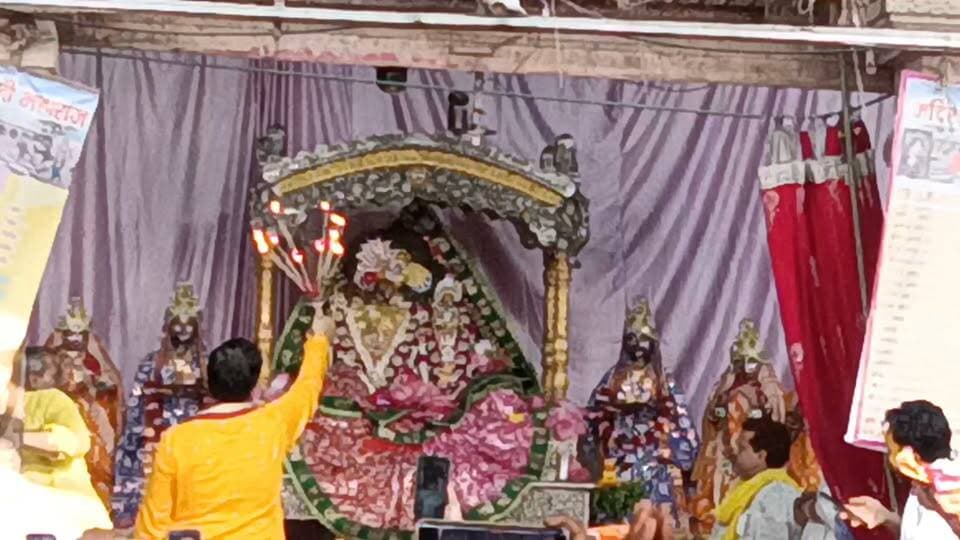 प्रथम नवरात्रे पर बरसाना धाम में श्रीजी राधा रानी की दिव्य श्रृंगार आरती के अलौकिक दर्शन प्राप्त करें - राधे राधे! 🙏