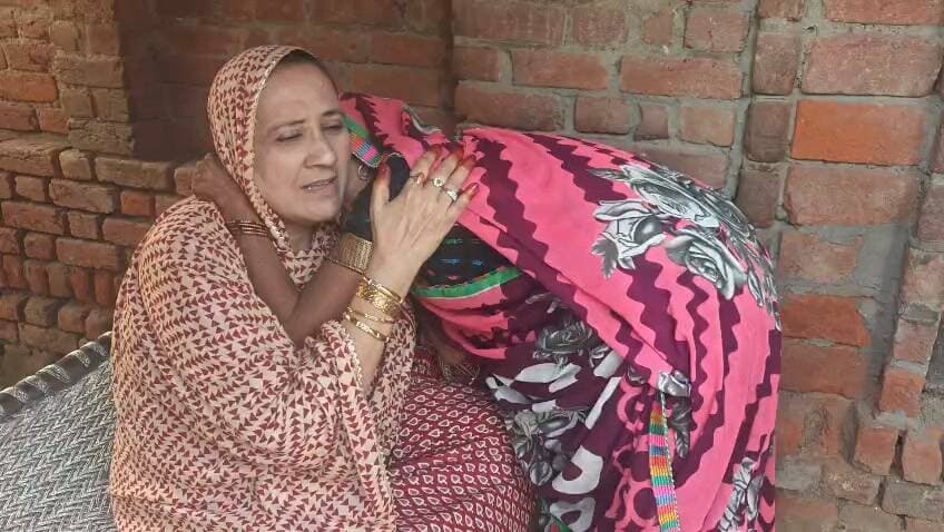 कासगंज-रसूलपुर अरौरा गांव में बीते दो माह में चार नौजवानों की अलग अलग घटनाओं में मौत हो गयी,जिसमे एक मेरा ममेरा भाई भी था,इस दुख की घड़ी में सपा विधायक नादिरा सुल्तान अरौरा गांव पहुंची जहां उनका कहना था"इस दुख की घड़ी में नादिरा आपकी बेटी और बहन बनकर हर कदम पर आपके साथ खड़ी है"।