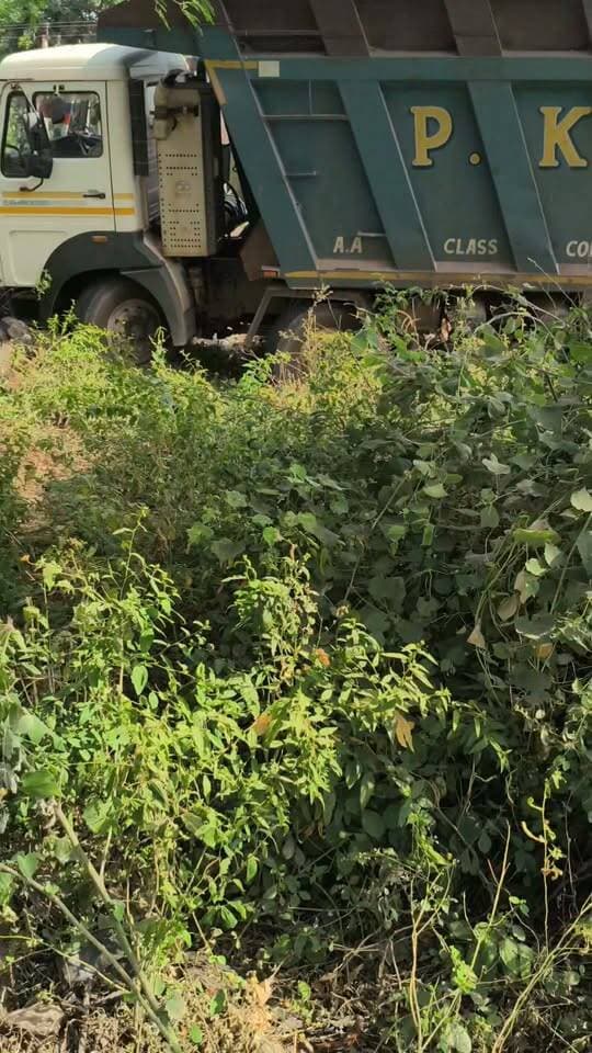 चालक की लापरवाही के चलते गिट्टियों से भरा डंपर सड़क किनारे गड्ढे में पहुंचा..............