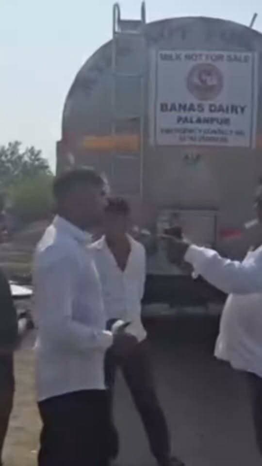 जालौन : परिवहन विभाग की बड़ी कार्रवाई, 58 वाहनों के चालान; 20.06 लाख रुपये की पेनल्टी निर्धारित
जनपद जालौन में परिवहन विभाग की ताबड़तोड़ कार्रवाई से वाहन चालकों में हड़कंप मच गया। विभाग की ओर से चलाए गए अभियान के दौरान कुल 58 वाहनों के चालान किए गए। इन वाहनों पर करीब 20 लाख 6 हजार रुपये की पेनल्टी निर्धारित की गई है।
यह कार्रवाई यात्री एवं माल कर अधिकारी (पीटीओ) आनंद राय कुरील के नेतृत्व में की गई। अभियान के तहत वाहनों की जांच कर नियमों के उल्लंघन पर चालान की कार्रवाई की गई।
परिवहन विभाग की इस कार्रवाई से वाहन चालकों में खलबली मची हुई है। विभाग की ओर से यातायात एवं परिवहन नियमों के अनुपालन को लेकर अभियान चलाया गया।