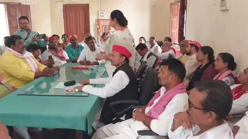 समाजवादी पार्टी के संस्थापक मुलायम सिंह यादव की पुण्यतिथि के अवसर पर गाजीपुर में समाजवादी पार्टी कार्यालय समता भवन पर कार्यक्रम का आयोजन किया गया।इस अवसर पर आयोजित विचार गोष्ठी में उपस्थित नेताओं एवं कार्यकर्ताओं ने मुलायम सिंह के व्यक्तित्व, कृतित्व और समाजवादी विचारधारा पर प्रकाश डालते हुए उनके बताए मार्ग पर चलने का संकल्प लिया।कार्यक्रम की अध्यक्षता सपा जिलाध्यक्ष गोपाल यादव ने की।कार्यक्रम में पूर्व मंत्री शादाब फातिमा भी मौजूद रही।इस दौरान मौजूद लोगों को सम्बोधित करते हुए पूर्व मंत्री शादाब फातिमा ने मुलायम सिंह के व्यक्तित्व एवं कृतित्व पर विचार व्यक्त करते हुए कहा कि मुलायम सिंह यादव सामाजिक न्याय और समाजवादी विचारधारा के सशक्त प्रहरी थे। उन्होंने जीवनभर गरीबों, किसानों, पिछड़ों और शोषित-वंचित वर्गों के सम्मान एवं अधिकारों के लिए संघर्ष किया। उनका राजनीतिक जीवन त्याग, संघर्ष, सादगी और जनसेवा का अनुपम उदाहरण है। नेताजी के विचार और सिद्धांत सदैव समाजवादी आंदोलन को नई ऊर्जा एवं दिशा प्रदान करते रहेंगे।