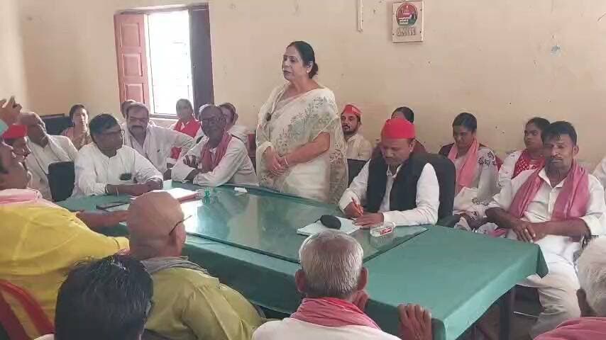 समाजवादी पार्टी के संस्थापक मुलायम सिंह यादव की पुण्यतिथि के अवसर पर गाजीपुर में समाजवादी पार्टी कार्यालय समता भवन पर कार्यक्रम का आयोजन किया गया।इस अवसर पर आयोजित विचार गोष्ठी में उपस्थित नेताओं एवं कार्यकर्ताओं ने मुलायम सिंह के व्यक्तित्व, कृतित्व और समाजवादी विचारधारा पर प्रकाश डालते हुए उनके बताए मार्ग पर चलने का संकल्प लिया।कार्यक्रम की अध्यक्षता सपा जिलाध्यक्ष गोपाल यादव ने की।कार्यक्रम में पूर्व मंत्री शादाब फातिमा भी मौजूद रही।इस दौरान मौजूद लोगों को सम्बोधित करते हुए पूर्व मंत्री शादाब फातिमा ने मुलायम सिंह के व्यक्तित्व एवं कृतित्व पर विचार व्यक्त करते हुए कहा कि मुलायम सिंह यादव सामाजिक न्याय और समाजवादी विचारधारा के सशक्त प्रहरी थे। उन्होंने जीवनभर गरीबों, किसानों, पिछड़ों और शोषित-वंचित वर्गों के सम्मान एवं अधिकारों के लिए संघर्ष किया। उनका राजनीतिक जीवन त्याग, संघर्ष, सादगी और जनसेवा का अनुपम उदाहरण है। नेताजी के विचार और सिद्धांत सदैव समाजवादी आंदोलन को नई ऊर्जा एवं दिशा प्रदान करते रहेंगे।