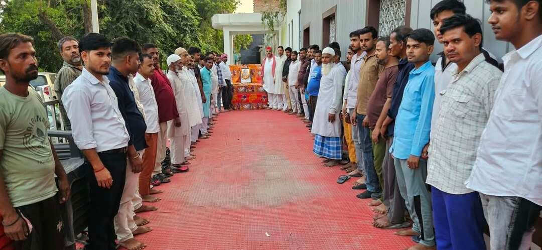 तिलहर/शाहजहांपुर
====
मुलायम सिंह यादव की
पुण्यतिथि मनाई गई।
=====
विवेक शर्मा (अंशु)
मुलायम सिंह यादव की पुण्यतिथि अल्पसंख्यक प्रकोष्ठ के राष्ट्रीय उपाध्यक्ष ने सैकड़ो समर्थकों के साथ आवास पर मनाई।
नगर के मोहल्ला बनवारीपुर निवासी अल्पसंख्यक प्रकोष्ठ के राष्ट्रीय उपाध्यक्ष अनवर उल्ला खान के आवास पर समाजवादी पार्टी के सुप्रीमो रहे मुलायम सिंह यादव की पुण्यतिथि मनाई गई।
चित्र पर माल्यार्पण करते हुए अनवर उल्ला खान ने कहा कि मुलायम सिंह यादव ने अपने संपूर्ण जीवन काल में हर वर्ग का नेतृत्व करते हुए अपने मुख्यमंत्री काल में प्रदेश का विकास करने का काम किया।उन्होंने सदैव पिछड़ा, अल्पसंख्यकों सहित हर वर्ग के लिए योजनाएं बनाकर उन्हें जमीन पर उतारने और हर पात्र व्यक्ति तक पहुंचाने का रास्ता सुनिश्चित किया।इस दौरान श्रद्धांजलि देने वालों में नगर अध्यक्ष अल्पसंख्यक सभा रेहान अंसारी,शमीम अंसारी विधानसभा अध्यक्ष अल्पसंख्यक सभा,मौसम खान ब्लाक अध्यक्ष छात्र सभा,शदाब अंसारी,अशोक राठौर,अरुण गंगवार,अमरदीप गंगवार,सौरभ गौतम,मोईन खान,छुटृन खान सहित सैकड़ों की तादाद में समाजवादी पार्टी कार्यकर्ता मौजूद रहे।