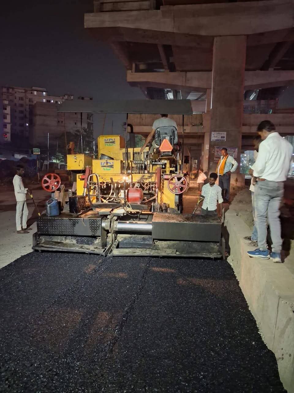 पटना जिला अंतर्गत क्षतिग्रस्त सड़कों की मरम्मति का कार्य दिन- रात जारी है. शहर से ग्रामीण इलाकों तक मरमति के लिए अबतक चिन्हित 1171 स्थलों में से 612 स्थलों पर सड़कों की मरम्मति पूरी कर ली गई है. लक्ष्य है कि अतिशीघ्र पूरी गुणवत्ता के साथ सभी क्षतिग्रस्त सड़कों की मरम्मति कर ली जाय एवं आम जनों को आवागमन में अधिक से अधिक सहूलियत हो.