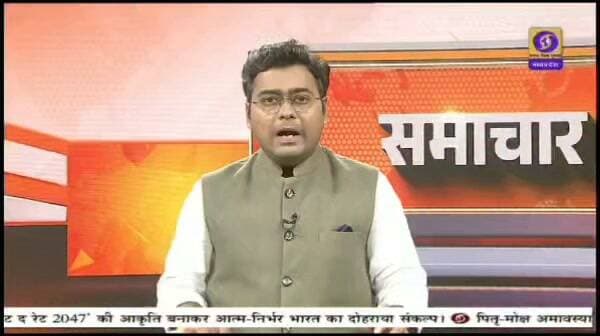 नगरीय निकायों के काम आबादी के जन्म और मृत्यु का रिकार्ड रखने तक सीमित माना जाता है लेकिन बैतूल नगर पालिका ने इससे आगे बढ़ते हुए मानवता की एक अनूठी मिसाल कायम कर दी है । पहली बार ऐसा हो रहा है जब किसी सरकारी अमले ने अनजान मृतकों के तर्पण करवाया है । नगरपालिका परिषद और अधिकारियों ने मिलकर तर्पण के आखिरी दिन ऐसे 13 लोगों के नाम से तर्पण किया जो सड़कों के किनारे लावारिस हालत में मृत पाए गए थे । बैतूल विधायक और प्रदेश भाजपा अध्यक्ष हेमन्तं खंडेलवाल की सोच को अमली जामा पहनते हुए बैतूल नगरपालिका ने माचना नदी के घाट पर बकायदा विधि विधान पूर्वक अज्ञात मृतकों के नाम से तर्पण करवाया और अज्ञात अवस्था मे मृत होने वाले लोगों को भी श्रद्धांजलि अर्पित कर उनके मोक्ष की कामना की गई । बैतूल में हुई इस पहल से एक बड़ा संदेश गया है कि जनहित से सीधे जुड़े सरकारी विभागों को मानवीयता के नाते भी कुछ करना चाहिए । बैतूल नगरपालिका सीएमओ के मुताबिक पुराणों में भी अज्ञात लोगों का तर्पण करने पर पुण्य मिलने का उल्लेख मिलता है । बैतूल नगरपालिका क्षेत्र में बीते एक साल में नगरपालिका ने 13 अज्ञात शवों का अंतिम संस्कार करवाया था । मृतकों के शवों पर कभी किसी ने दावा नहीं किया जिससे उन्हें अज्ञात माना गया और नगरपालिका ने अब इनका तर्पण करवाया है । अब हर वर्ष अज्ञात मृतकों के तर्पण करने का प्रयास किया जाएगा ।