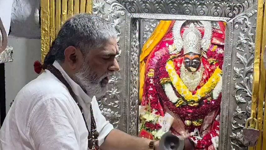 🌺 शारदीय नवरात्रि – प्रथम दिवस | मैहर धाम 🌺🪔
🙏 माँ शारदा के दिव्य दर्शन एवं पावन आरती 🙏
🚩 जय माता दी! जय माँ शारदा! 🚩
माँ शारदा सभी भक्तों के जीवन में सुख, शांति, समृद्धि और खुशहाली बनाए रखें। 🌹🙏
#LiveDarshan #Aarti #ViralReels #DailyUpdate #Trending