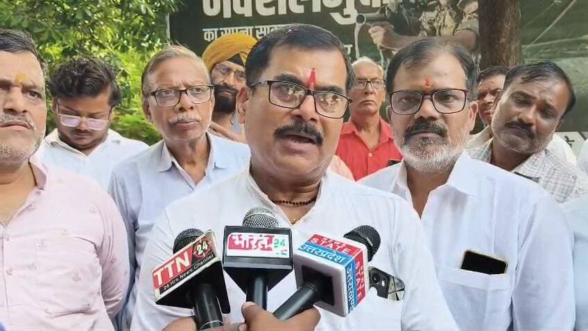 फतेहपुर में एमडीआर के विरोध में व्यापारियों का जोरदार प्रदर्शन
प्रधानमंत्री के नाम जिलाधिकारी के माध्यम से सौंपा ज्ञापन, एमडीआर व्यवस्था पर तत्काल रोक लगाने की मांग
मांगें नहीं मानी गईं तो 15 अक्टूबर को काली पट्टी बांधकर और काले झंडे लगाकर होगा विरोध प्रदर्शन
फतेहपुर। डिजिटल भुगतान व्यवस्था पर प्रस्तावित एमडीआर (मर्चेंट डिस्काउंट रेट) को लेकर व्यापारियों का विरोध अब तेज होता दिखाई दे रहा है। उत्तर प्रदेश उद्योग व्यापार मंडल के बैनर तले शनिवार को फतेहपुर कलेक्ट्रेट परिसर में बड़ी संख्या में व्यापारी एकत्र हुए और एमडीआर के विरोध में जोरदार प्रदर्शन किया। प्रदर्शन के दौरान व्यापारियों ने नारेबाजी करते हुए जिलाधिकारी के माध्यम से प्रधानमंत्री के नाम ज्ञापन सौंपा तथा एमडीआर व्यवस्था को तत्काल प्रभाव से वापस लेने की मांग की।
प्रदर्शन का नेतृत्व करते हुए उत्तर प्रदेश उद्योग व्यापार मंडल के जिलाध्यक्ष राजेंद्र प्रसाद मिश्रा ने कहा कि यदि डिजिटल भुगतान पर एमडीआर लागू किया जाता है तो इसका सीधा आर्थिक बोझ व्यापारियों और उपभोक्ताओं दोनों पर पड़ेगा। उन्होंने कहा कि सरकार द्वारा डिजिटल लेनदेन को लगातार बढ़ावा दिया जा रहा है, ऐसे में उस पर अतिरिक्त शुल्क लगाना व्यापार और उपभोक्ता हितों के विपरीत होगा।
व्यापारियों ने कहा कि छोटे और मध्यम वर्ग के व्यापारी पहले से ही बढ़ती महंगाई, कर व्यवस्था और व्यापारिक प्रतिस्पर्धा जैसी चुनौतियों का सामना कर रहे हैं। ऐसे में एमडीआर लागू होने से व्यापार करना और कठिन हो जाएगा। उन्होंने सरकार से मांग की कि व्यापारियों के हितों को ध्यान में रखते हुए इस व्यवस्था पर तत्काल रोक लगाई जाए।
प्रदर्शन के दौरान व्यापार मंडल के पदाधिकारियों ने चेतावनी दी कि यदि सरकार ने उनकी मांगों पर शीघ्र निर्णय नहीं लिया तो 15 अक्टूबर को जिले भर के व्यापारी अपने प्रतिष्ठानों पर काले झंडे लगाएंगे और काली पट्टी बांधकर शांतिपूर्ण विरोध प्रदर्शन करेंगे। संगठन ने कहा कि यह आंदोलन चरणबद्ध तरीके से आगे बढ़ाया जाएगा और आवश्यकता पड़ने पर प्रदेशव्यापी आंदोलन भी किया जाएगा।
कलेक्ट्रेट परिसर में हुए प्रदर्शन के दौरान व्यापारियों ने एकजुट होकर सरकार से संवाद स्थापित करने और व्यापारी वर्ग की समस्याओं का समाधान निकालने की अपील की। ज्ञापन के माध्यम से व्यापारियों ने कहा कि डिजिटल अर्थव्यवस्था को मजबूत बनाने के लिए व्यापारियों को प्रोत्साहन दिया जाना चाहिए, न कि उन पर अतिरिक्त आर्थिक बोझ डाला जाए।
इस प्रदर्शन में व्यापार मंडल के पदाधिकारी एवं बड़ी संख्या में व्यापारी उपस्थित रहे। सभी ने एक स्वर में व्यापार हितों की रक्षा के लिए संघर्ष जारी रखने का संकल्प दोहराया।
यह मामला अब सरकार के समक्ष पहुंच चुका है। आने वाले दिनों में सरकार की प्रतिक्रिया और व्यापारिक संगठनों की अगली रणनीति पर सभी की नजर रहेगी।
एनडी न्यूज़ की अपील:
व्यापारी संगठनों और सरकार के बीच संवाद लोकतांत्रिक व्यवस्था की मजबूती का आधार है। सरकार को व्यापारियों की चिंताओं पर गंभीरता से विचार करना चाहिए, वहीं व्यापारिक संगठनों को भी शांतिपूर्ण और संवैधानिक तरीके से अपनी बात रखना चाहिए। सकारात्मक संवाद से ही व्यापार, उपभोक्ता और अर्थव्यवस्था—तीनों के हित सुरक्षित रह सकते हैं।
#NDNews #दैनिक_निष्पक्ष_धारा #Fatehpur #MDR #MerchantDiscountRate #VyaparMandal #DigitalPayment #RajendraPrasadMishra #PMOIndia #UPGovernment #TraderProtest #DigitalEconomy
👇👇
@dgpup
@RSSorg
@UPGovt
@wpl1090
@RSSgeet
@Uppolice
@MIB_India
@PMOIndia
@HMOIndia
@abmanglik
@VHPDigital
@igrangealld
@myogioffice
@InfoDeptUP
@dmfatehpur
@sdmsadarftp
@CMOfficeUP
@CMOUP_RC
@UPPRD1948
@ChiefSecyUP
@ChiefSecyUP
@MahantYogiG
@FatehpurSdm
@fatehpurpolice
@BajrangDalOrg
@rashtrapatibhvn
@UPMahilaKalyan
@112UttarPradesh
@myogiadityanath
@CommissionerPrg
@ADGZonPrayagraj
@FinMinIndia
@DFS_India
@DIPPGOI
👇👇
🟥 ND NEWS | दैनिक निष्पक्ष धारा
मुख्य संपादक / संस्थापक: राजन सिंह हाड़ा
सह-संपादक: शालिनी सिंह भदौरिया
✒️ रिपोर्ट: फतेहपुर जिला ब्यूरो
📍 कार्यालय-3: U158, हीरा स्वीट्स के पास, विकास मार्ग, लक्ष्मी नगर, पूर्वी दिल्ली, पिन कोड – 110092 (NCR)
📍 कार्यालय-2: विधानसभा रोड, बर्लिंगटन चौराहा, लखनऊ – 226001 (UP)
📍 कार्यालय-1: 1/1 अटल बिहारी चौराहा, नियर बर्मा चौराहा, फतेहपुर – 212601 (UP)
📅 दिनांक: 11 अक्टूबर 2026
📆 दिन: रविवार
📧 Email: ndnewschannel@gmail.com
📞 मोबाइल: 096961 19696