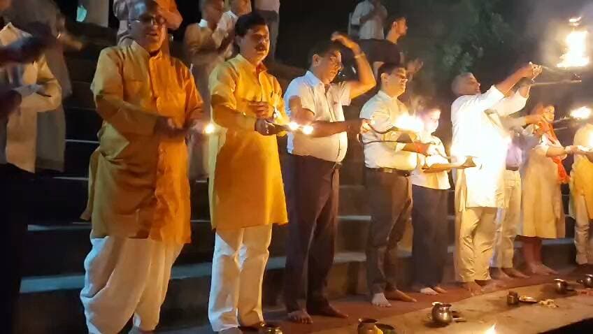 अमावस्या पर ओमघाट में भव्य गंगा आरती, भक्तों ने किया दीपदान
गंगा घाट की सफाई कर लिया स्वच्छता का संकल्प, मां गंगा को निर्मल-अविरल रखने का दिया संदेश
सेवा संकल्प अभियान के तहत गंगा बचाओ सेवा समिति, नमामि गंगे एवं जिला गंगा समिति का आयोजन
फतेहपुर। अमावस्या के पावन अवसर पर फतेहपुर के ओमघाट में सेवा संकल्प अभियान के तहत गंगा बचाओ सेवा समिति, नमामि गंगे एवं जिला गंगा समिति के संयुक्त तत्वावधान में भव्य गंगा आरती का आयोजन किया गया। कार्यक्रम में बड़ी संख्या में श्रद्धालुओं ने भाग लेकर मां गंगा की आरती की, दीपदान किया और गंगा को स्वच्छ एवं निर्मल बनाए रखने का संकल्प लिया।
कार्यक्रम की शुरुआत गंगा घाट की साफ-सफाई अभियान से हुई। उपस्थित लोगों ने घाट परिसर की स्वच्छता सुनिश्चित करते हुए यह संदेश दिया कि गंगा केवल आस्था का प्रतीक नहीं, बल्कि करोड़ों लोगों के जीवन का आधार भी हैं। आयोजन का नेतृत्व गंगा बचाओ सेवा समिति के प्रदेश अध्यक्ष शैलेंद्र शरण 'सिंपल' ने किया।
गंगा आरती के दौरान महर्षि विद्या मंदिर के प्रधानाचार्य प्रमोद कुमार त्रिपाठी ने कहा कि प्रत्येक नागरिक का दायित्व है कि वह मां गंगा को अविरल और निर्मल बनाए रखने में अपनी सक्रिय भागीदारी निभाए। उन्होंने लोगों से गंगा में कूड़ा-कचरा और प्लास्टिक न डालने की अपील की।
भाजपा प्रदेश कार्य समिति के सदस्य राम प्रताप सिंह गौतम ने कहा कि गंगा हमारी सांस्कृतिक और आध्यात्मिक विरासत हैं। यदि प्रत्येक नागरिक स्वच्छता के प्रति अपनी जिम्मेदारी निभाए, तो गंगा को प्रदूषण मुक्त बनाया जा सकता है।
कार्यक्रम के समापन पर डीपीओ ज्ञान तिवारी ने उपस्थित गंगा भक्तों को स्वच्छता और पर्यावरण संरक्षण की शपथ दिलाई। उन्होंने कहा कि जनसहभागिता के बिना स्वच्छ गंगा का सपना साकार नहीं हो सकता और प्रत्येक व्यक्ति को इस अभियान से जुड़ना चाहिए।
इस अवसर पर गायत्री परिवार के रामस्वरूप गुप्ता, रविंद्र सिंह, लक्ष्मी सिंह, माही तिवारी, नीतू गुप्ता, पंकज कुमार, राघवेंद्र, अनुज, वीरेंद्र साहू, सुरेंद्र पाठक, प्रांशु रस्तोगी, विवेक, माधव दीक्षित, अहम शर्मा, सुमित, शिवम मिश्रा एवं आर्यन मिश्रा सहित बड़ी संख्या में श्रद्धालु मौजूद रहे।
गंगा आरती और दीपदान के माध्यम से पर्यावरण संरक्षण, जल स्रोतों की स्वच्छता और सामाजिक जागरूकता का संदेश दिया गया। श्रद्धालुओं ने मां गंगा के प्रति अपनी आस्था व्यक्त करते हुए भविष्य में भी ऐसे जनजागरूकता कार्यक्रमों में भाग लेने का संकल्प लिया।
एनडी न्यूज़ की अपील:
मां गंगा हमारी सांस्कृतिक धरोहर और जीवनदायिनी हैं। गंगा या किसी भी नदी में प्लास्टिक, पूजा सामग्री अथवा अन्य कचरा न डालें। धार्मिक आयोजनों के साथ स्वच्छता का संकल्प भी लें। प्रशासन एवं संबंधित विभाग नियमित सफाई, जनजागरूकता और प्रदूषण नियंत्रण के प्रयासों को और प्रभावी बनाएं, ताकि आने वाली पीढ़ियों को स्वच्छ एवं निर्मल गंगा मिल सके।
👇👇👇
#NDNews #दैनिक_निष्पक्ष_धारा #Fatehpur #OmGhat #GangaAarti #NamamiGange #GangaBachao #SwachhGanga #ShailendraSharanSimple #NamamiGangeMission #BJP #CleanIndia
👇👇
@dgpup
@RSSorg
@UPGovt
@wpl1090
@RSSgeet
@Uppolice
@MIB_India
@PMOIndia
@HMOIndia
@abmanglik
@VHPDigital
@igrangealld
@myogioffice
@InfoDeptUP
@dmfatehpur
@sdmsadarftp
@CMOfficeUP
@CMOUP_RC
@UPPRD1948
@ChiefSecyUP
@ChiefSecyUP
@MahantYogiG
@FatehpurSdm
@fatehpurpolice
@BajrangDalOrg
@rashtrapatibhvn
@UPMahilaKalyan
@112UttarPradesh
@myogiadityanath
@CommissionerPrg
@ADGZonPrayagraj
👇👇👇
🟥 ND NEWS | दैनिक निष्पक्ष धारा
मुख्य संपादक / संस्थापक: राजन सिंह हाड़ा
सह-संपादक: शालिनी सिंह भदौरिया
✒️ रिपोर्ट: फतेहपुर जिला ब्यूरो
📍 कार्यालय-3: U158, हीरा स्वीट्स के पास, विकास मार्ग, लक्ष्मी नगर, पूर्वी दिल्ली, पिन कोड – 110092 (NCR)
📍 कार्यालय-2: विधानसभा रोड, बर्लिंगटन चौराहा, लखनऊ – 226001 (UP)
📍 कार्यालय-1: 1/1 अटल बिहारी चौराहा, नियर बर्मा चौराहा, फतेहपुर – 212601 (UP)
📅 दिनांक: 11 अक्टूबर 2026
📆 दिन: रविवार
📧 Email: ndnewschannel@gmail.com
📞 मोबाइल: 096961 19696
