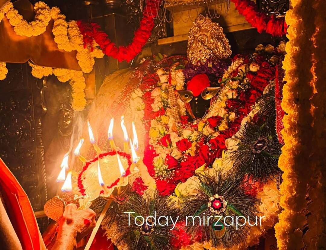 नवरात्र के पहले दिन विंध्याचल धाम में उमड़ा भक्तों का सैलाब
मिर्जापुर। शारदीय नवरात्र के पहले दिन मां विंध्यवासिनी धाम में दर्शन-पूजन के लिए श्रद्धालुओं की भारी भीड़ उमड़ी। मंगला आरती के बाद से ही भक्त लंबी कतारों में लगकर मां के दर्शन कर रहे हैं। पहले दिन मां शैलपुत्री की पूजा-अर्चना कर भक्तों ने सुख-समृद्धि की कामना की।
#TodayMirzapur #विंध्याचलधाम #मां_विंध्यवासिनी #नवरात्र #मिर्जापुर